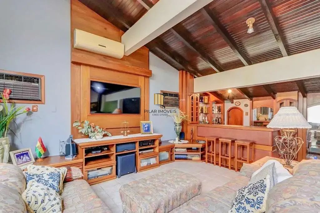 Casa em condominio, 3 quartos, 3 suítes 2 vagas e piscina na Cavalhada.