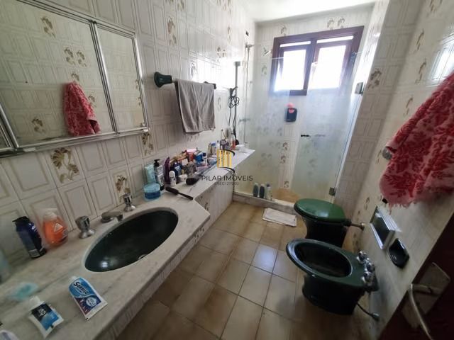 Apartamento de 3 dormitórios no bairro Menino Deus em Porto Alegre.