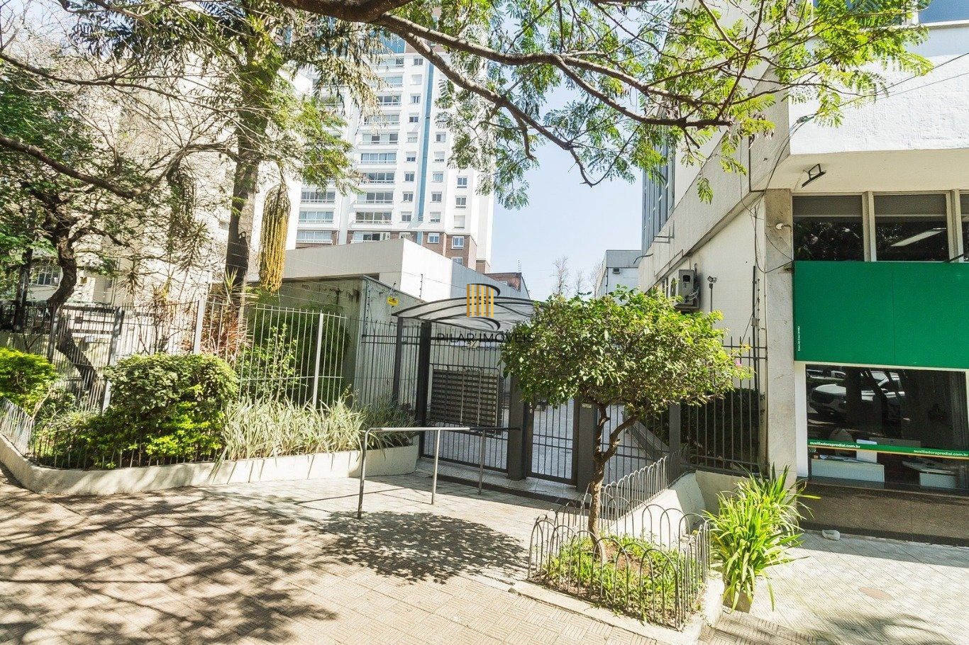 Apartamento mobiliado com 76m², 2 dormitórios e sol da manhã no bairro Floresta