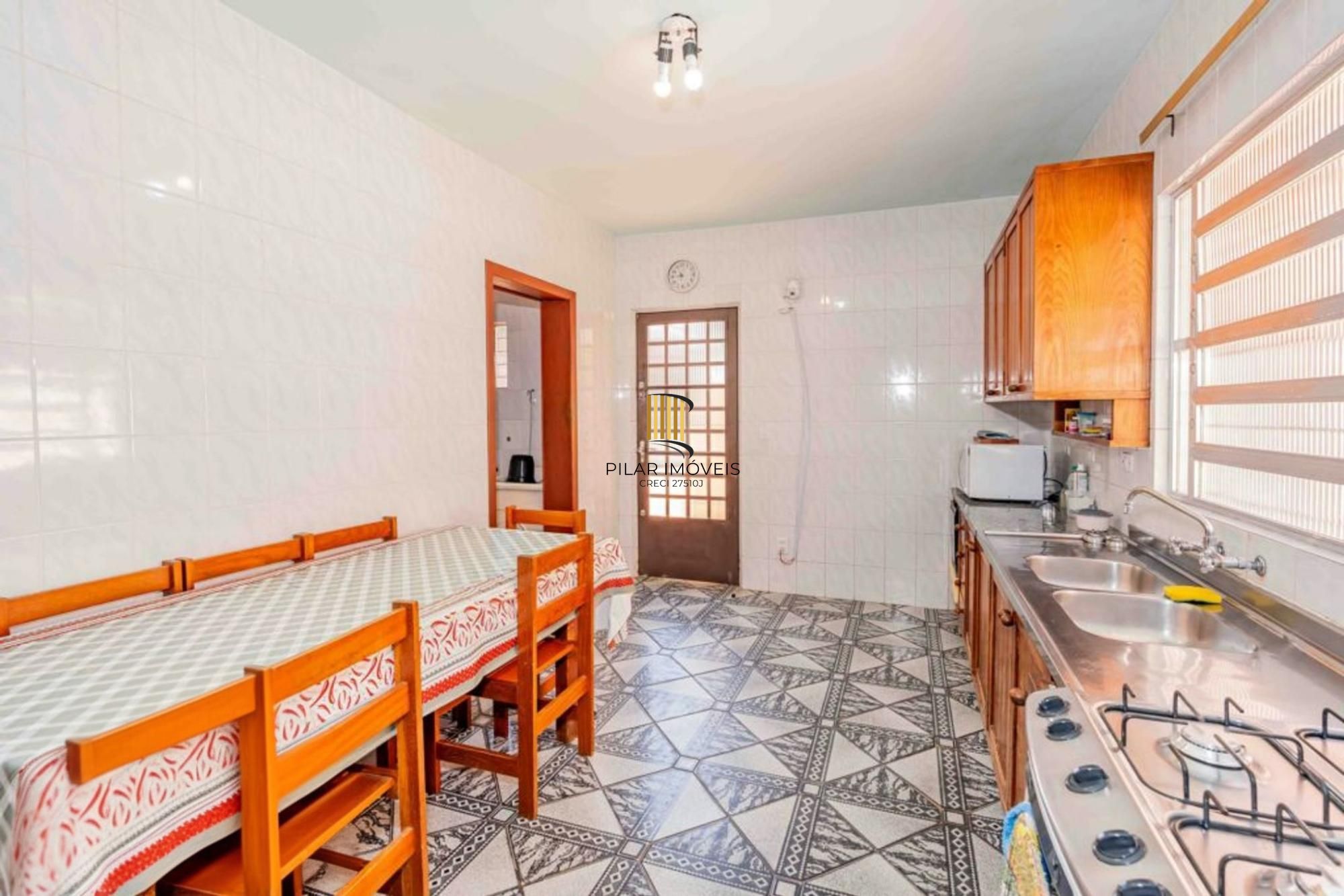 Casa de 2 quartos, 2 banheiros,pátio,churrasqueira, 7 vagas no bairro Guarujá.