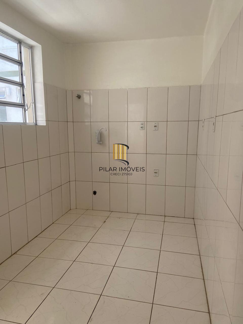 Apartamento com 2 quartos, portaria 24 horas no bairro Menino Deus.