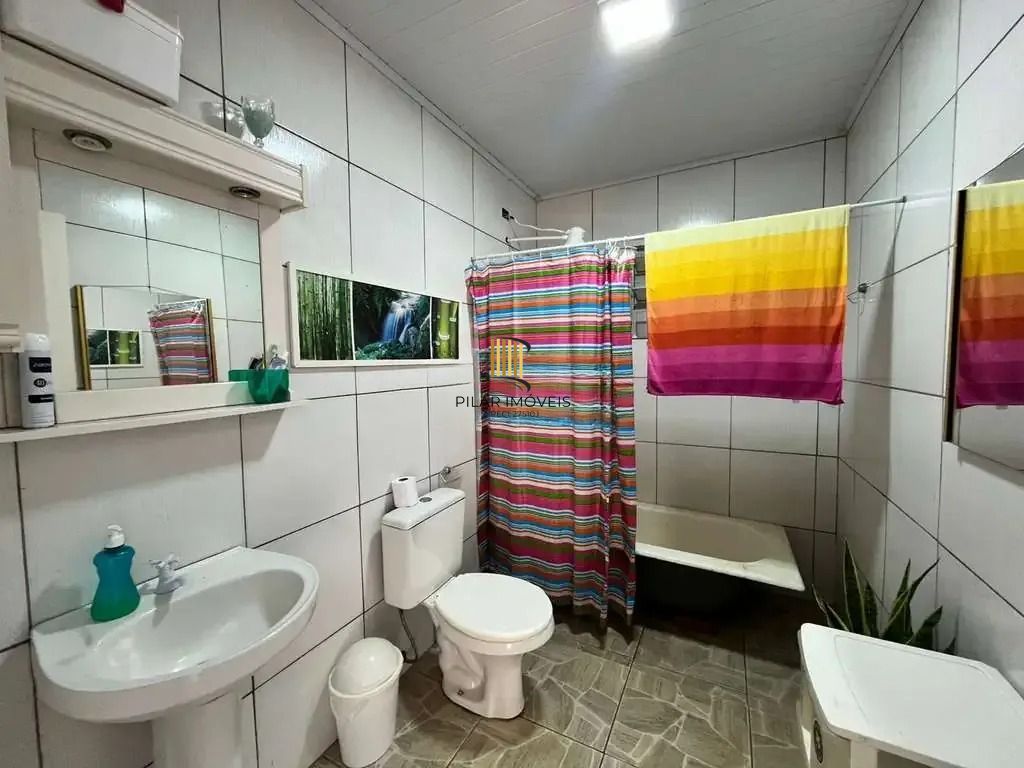 Casa com 3 quartos, vaga coberta e com muro no bairro Campos Novo