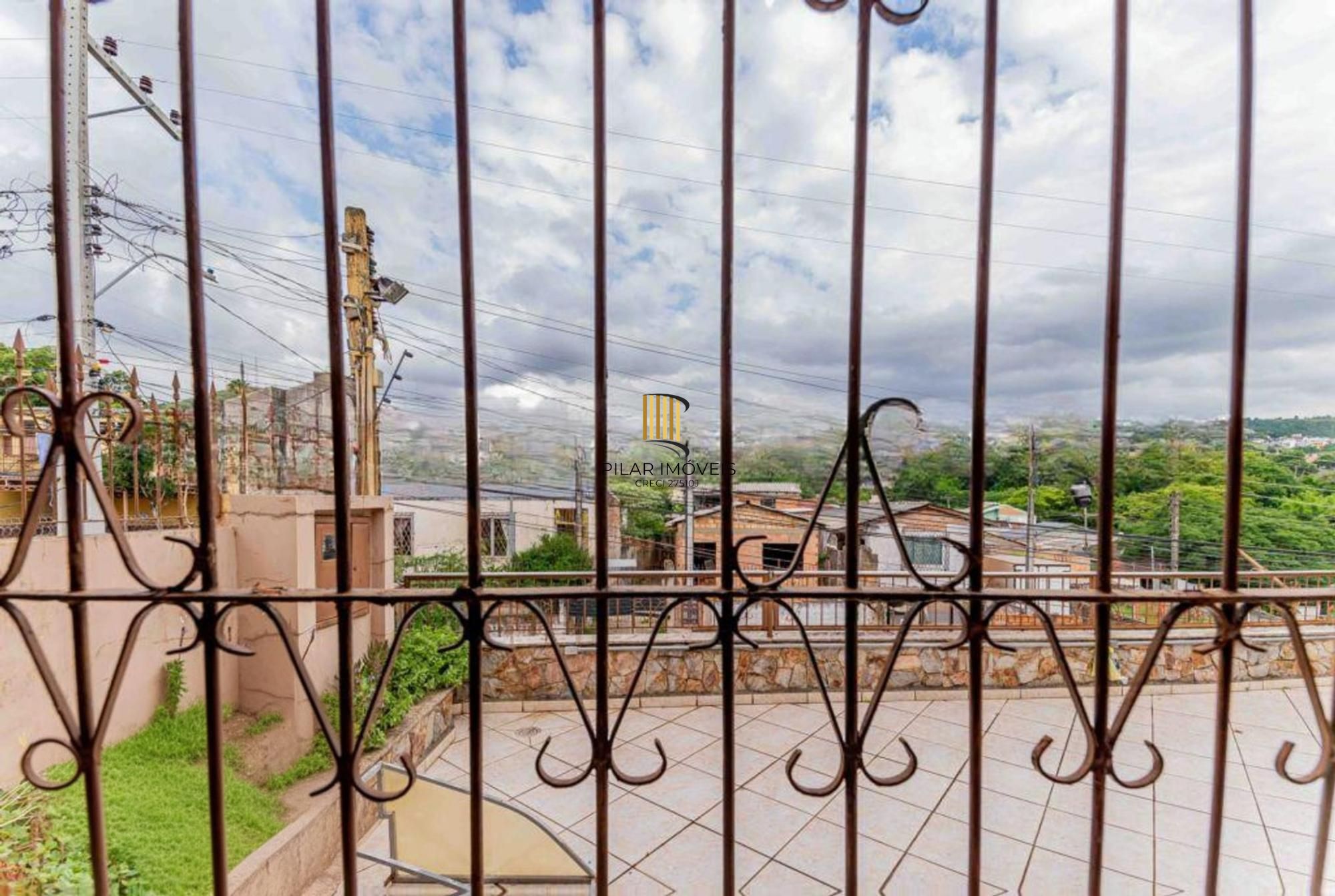 Casa de 3 quartos, churrasqueira, terraço, 2 vagas no bairro Glória.