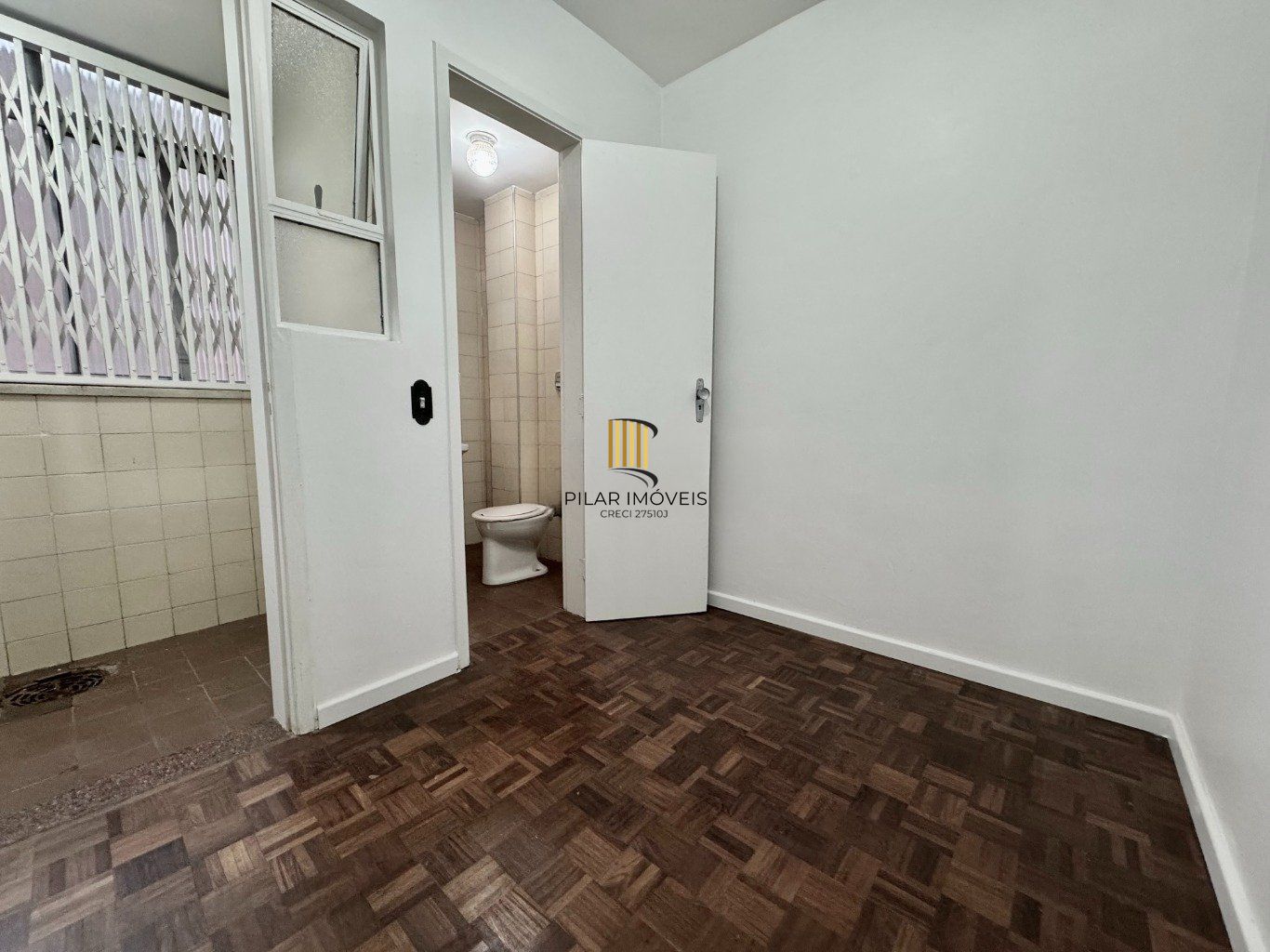 Apartamento com 2 dormitórios, dependência e 1 vaga no Bairro Menino Deus