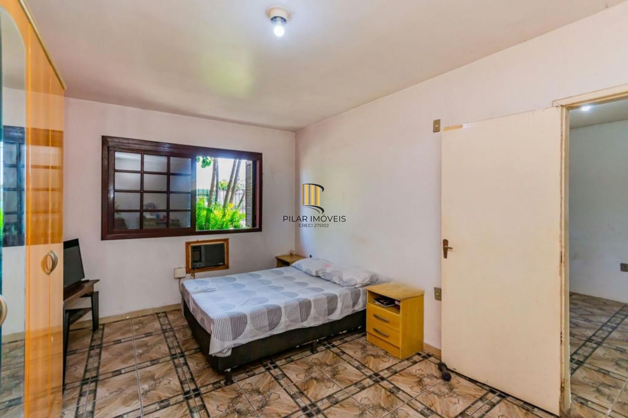 Casa com 3 dormitórios, 4 vagas e amplo pátio no Bairro Sarandí