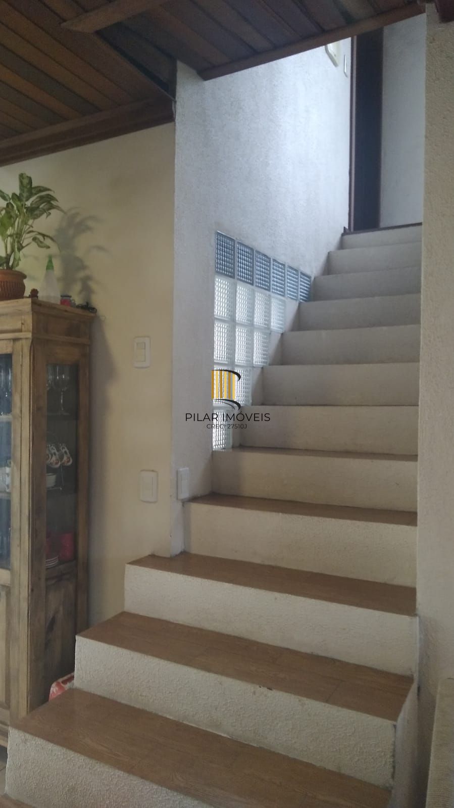 Casa de 2 quartos, churrasqueira, pátio, 2 vagas no bairro Lomba do Pinheiro