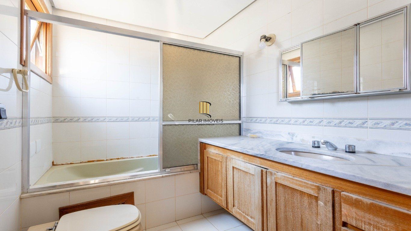 Apartamento 3 Dormitórios, 1 súite, elevador, 2 vagas no Petrópolis.