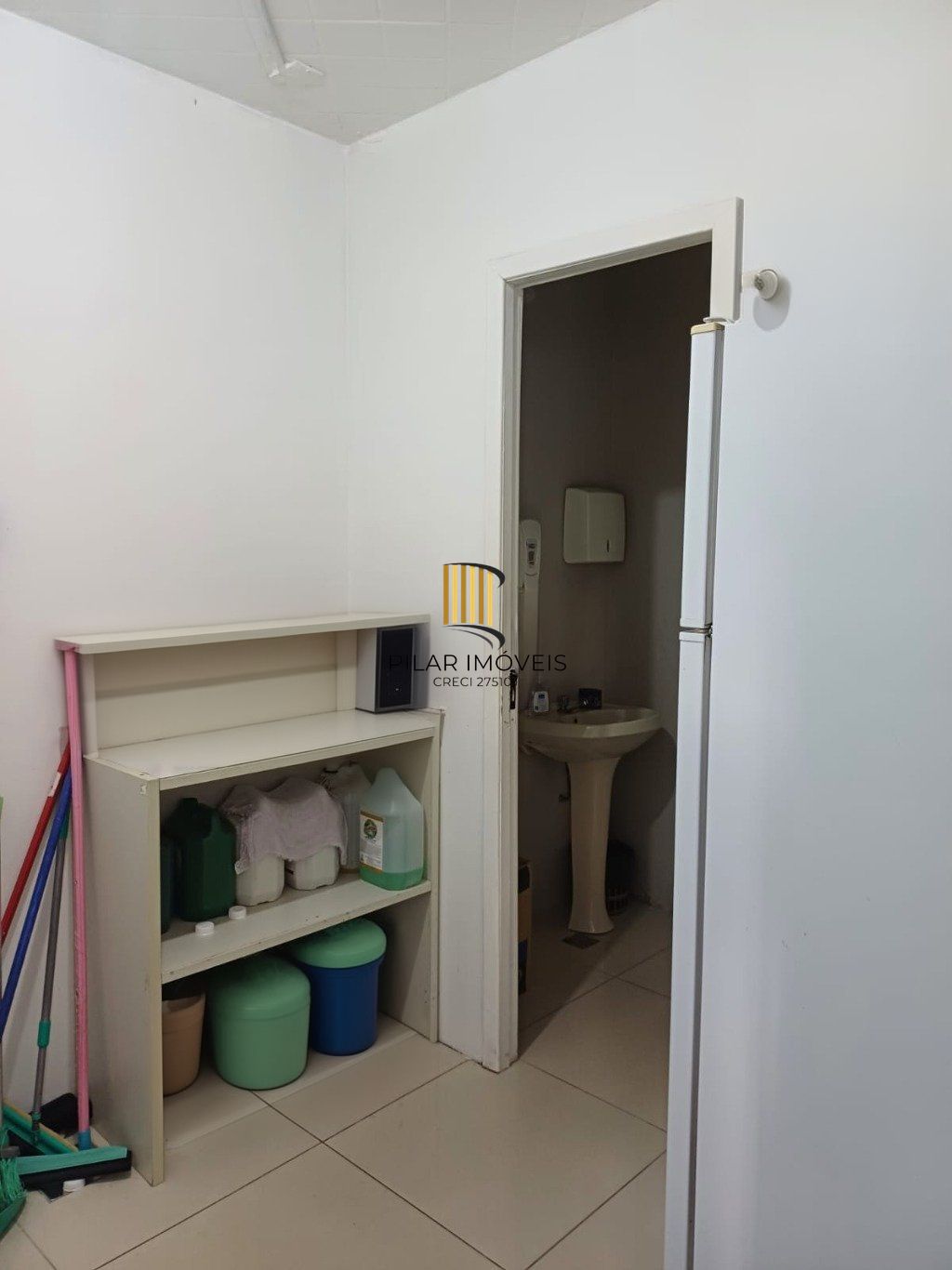 Casa com 3 quartos, 3 banheiros, 300m² e 8 vagas no Menino Deus.