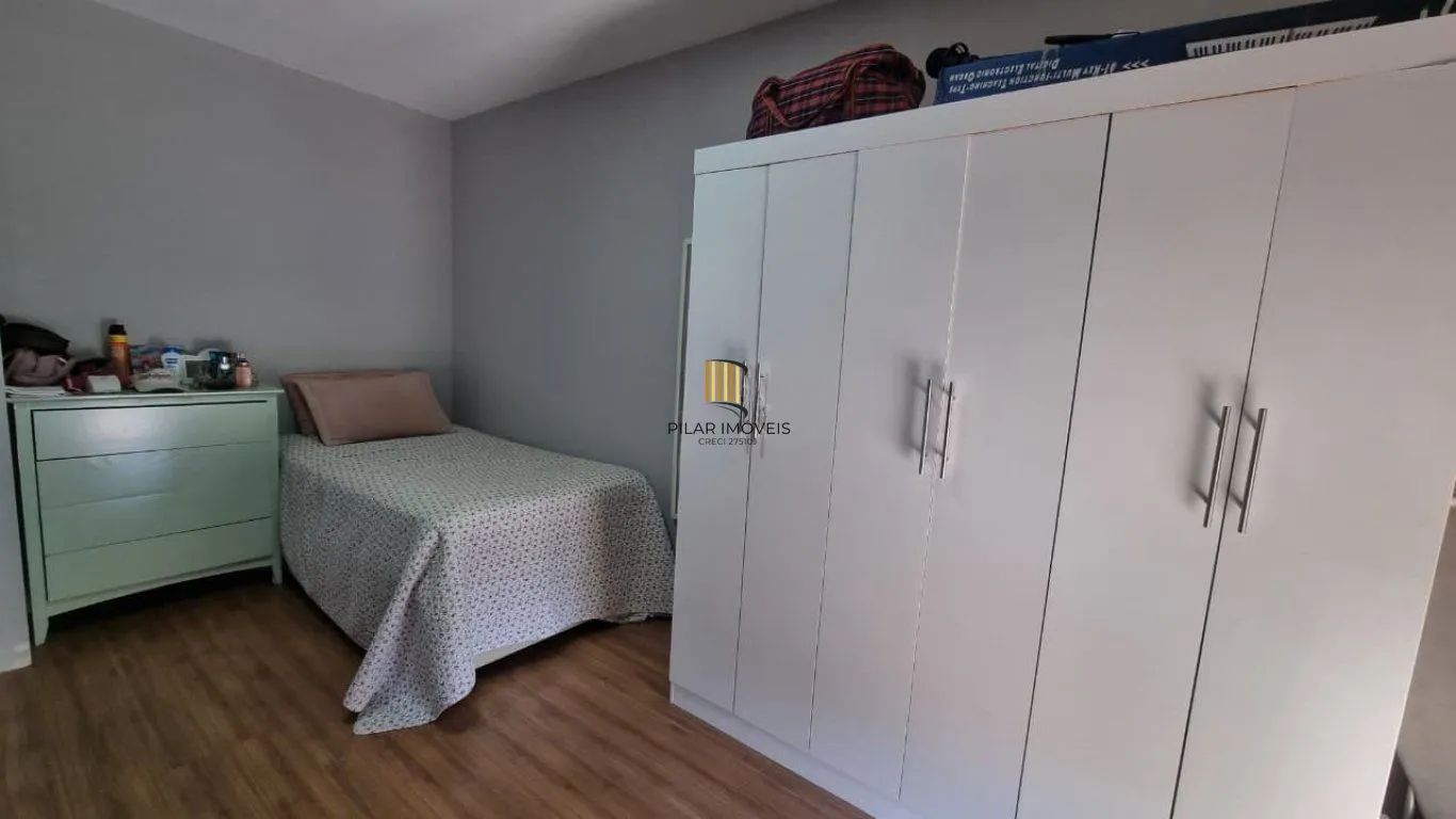 Casa de 2 dormitórios e 6 vagas de garagem em Canoas.