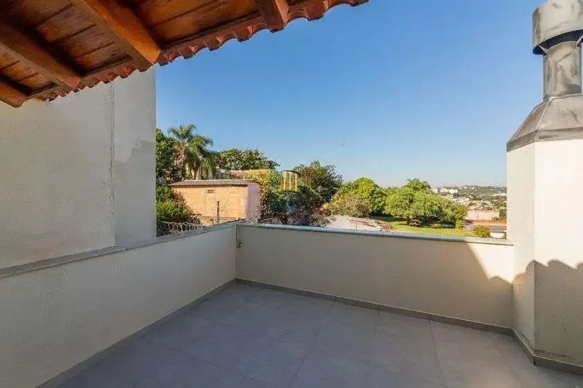 Casa em condominio, 3 domitórios, 1 suíte, lareira, churrasqueira e 2 vagas.