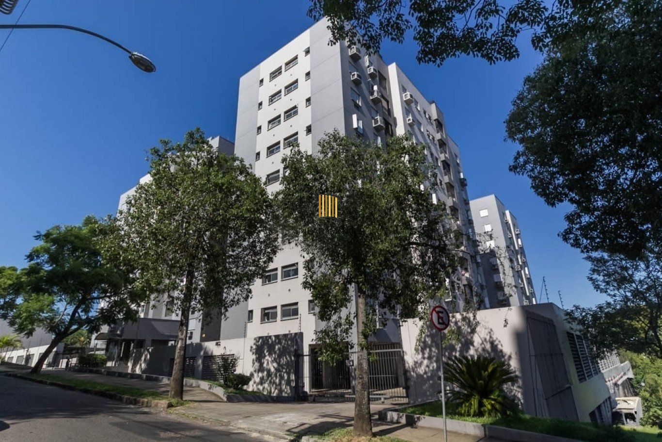 Apartamento de 2 dormitórios, elevador,1vaga de garagem, no Bairro Sarandi POA.