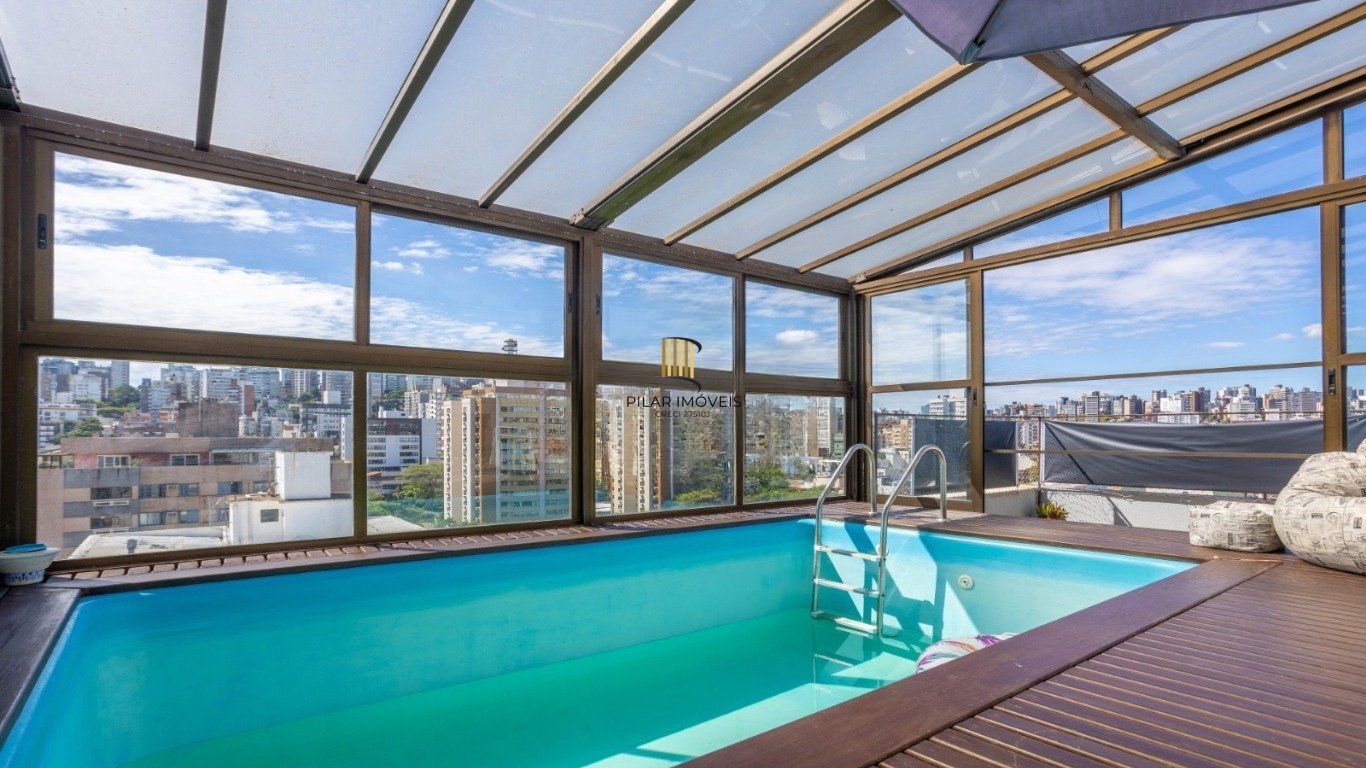 Cobertura com 3 Quartos, 1 suíte, 2 vagas e 211m²  no Petrópolis.