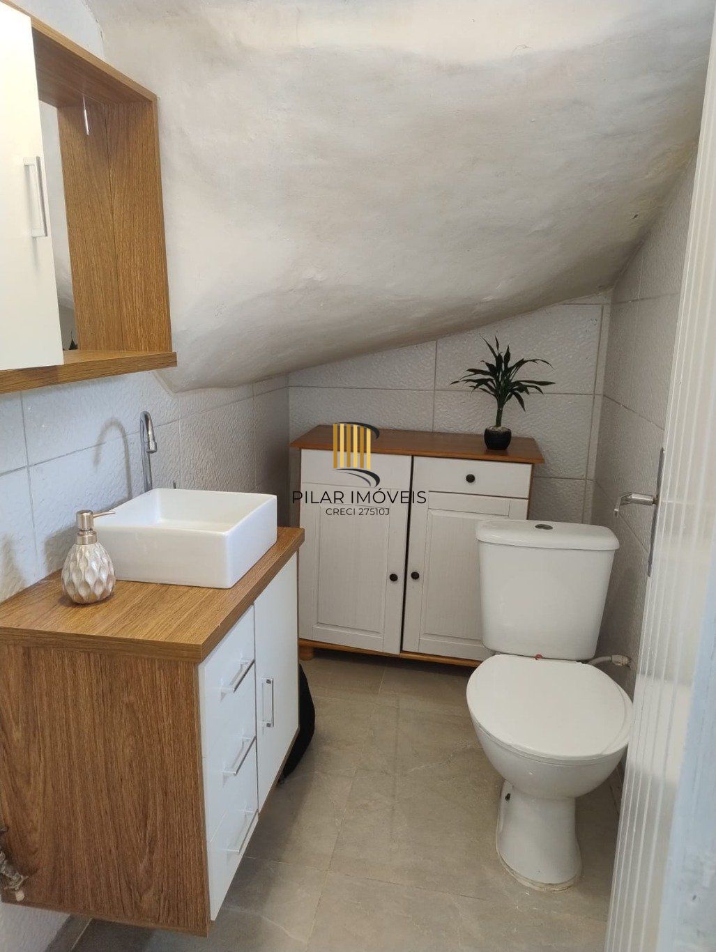 Casa com 3 dormitorios, 1 suíte e com 1 vaga de garagem coberta em Canoas.