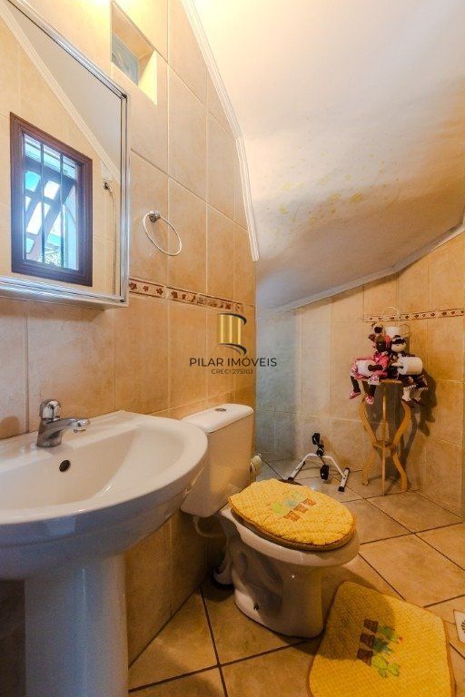 Casa de 4 dormitórios, sendo 1 suíte e 4 vagas de garagem em Canoas.