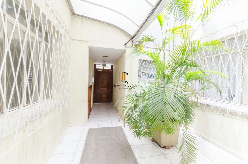 Apartamento com 2 quartos, portaria 24 horas no bairro Menino Deus.