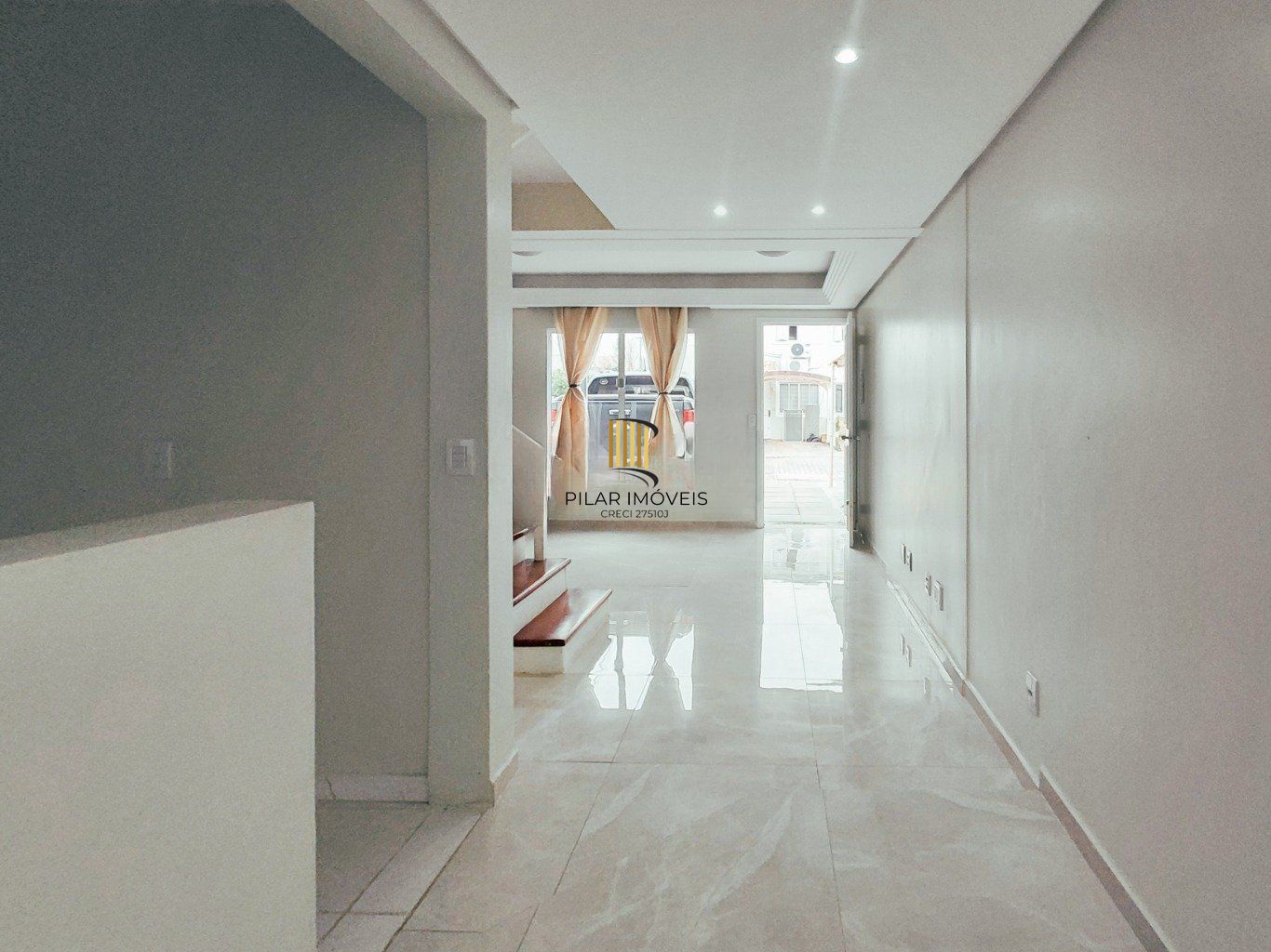 Casa em condomínio com 2 dormitórios e 2 garagem em Branco em Canoas.