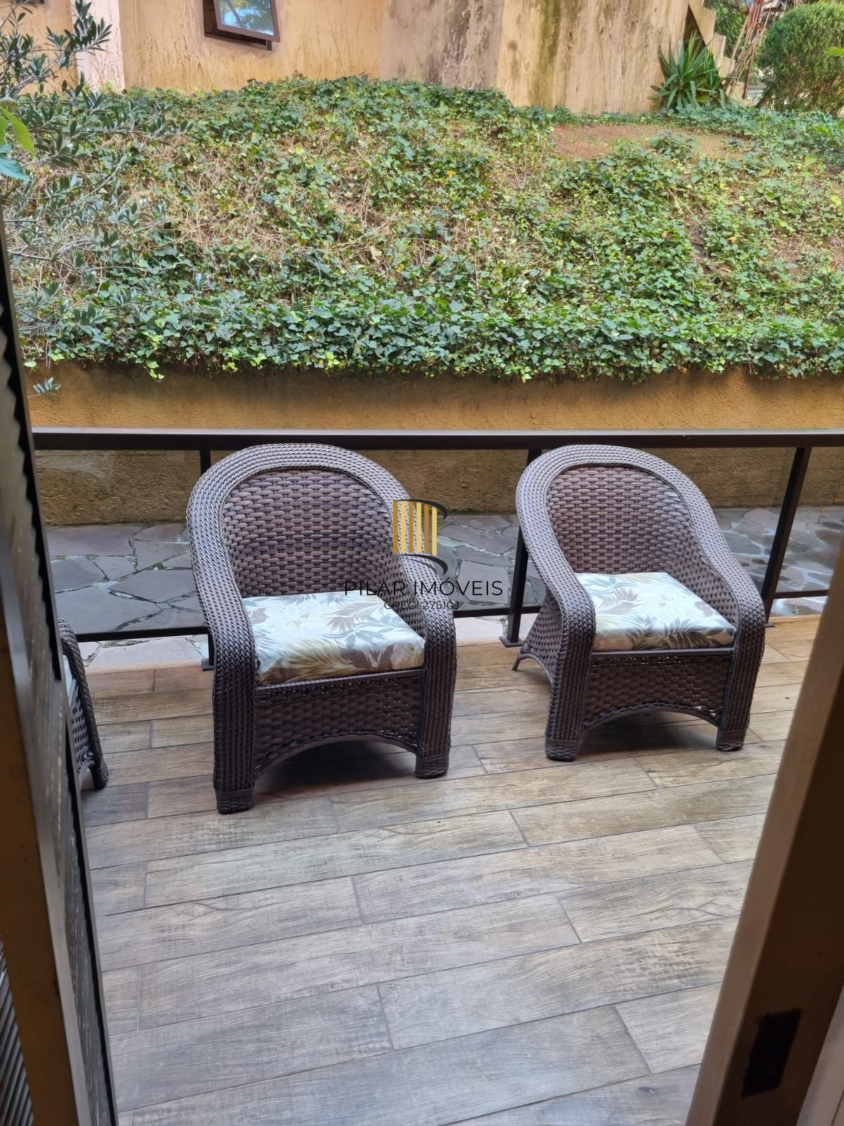 Apartamento térreo semi mobiliado de 3 dormitórios no bairro Cristal