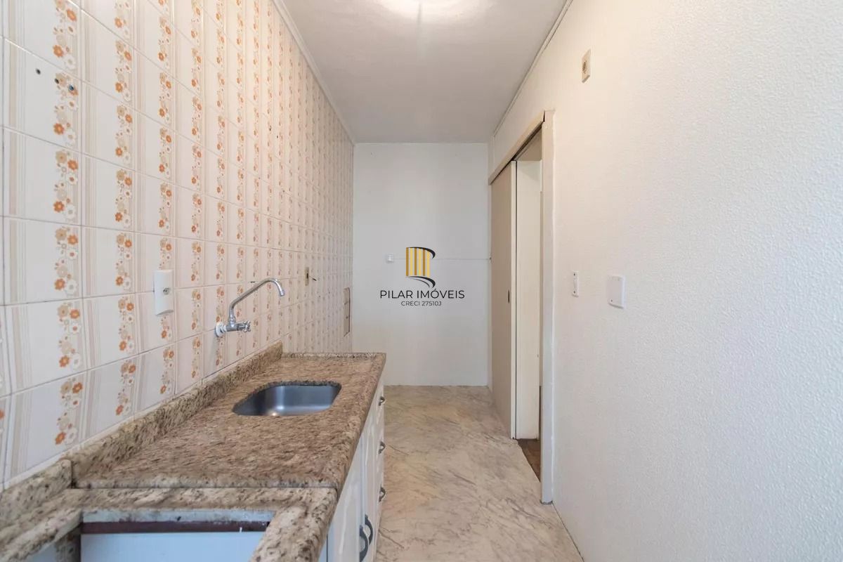 Apartamento 2 dormitórios no Partenon com sacada e 60m²