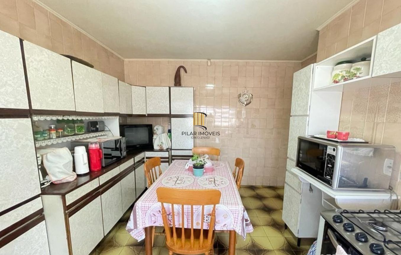 Casa semi mobiliada com 3 dormitórios no Bairro Jardim Floresta