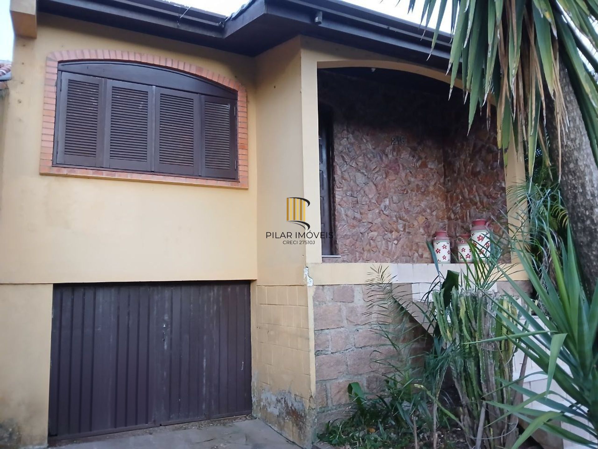 Casa de 3 dormitórios, piscina e 4 vagas de garagem em Canoas.