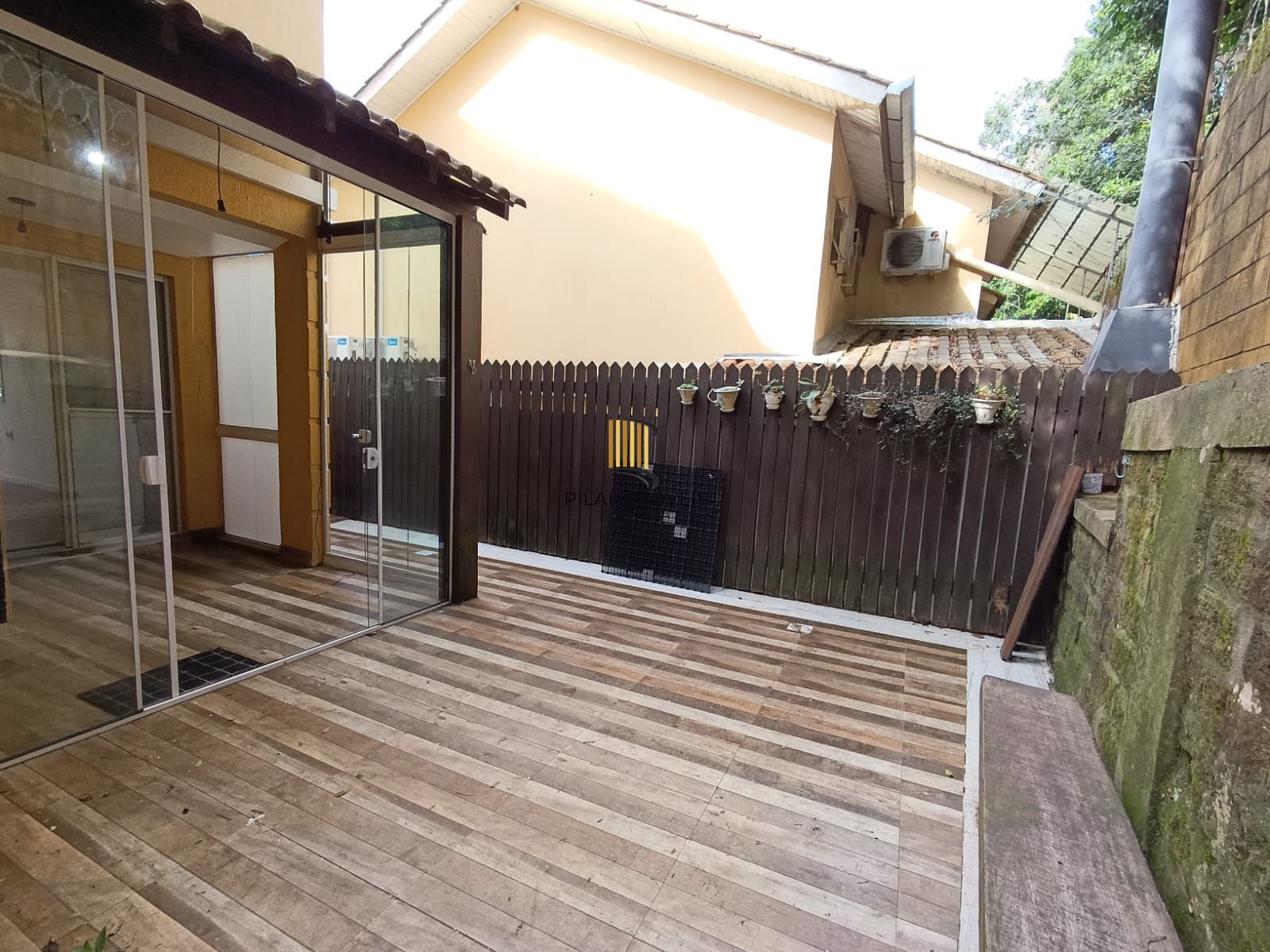 Casa em condomínio de 3 quartos, suíte e 2 vagas no bairro Mário Quintana