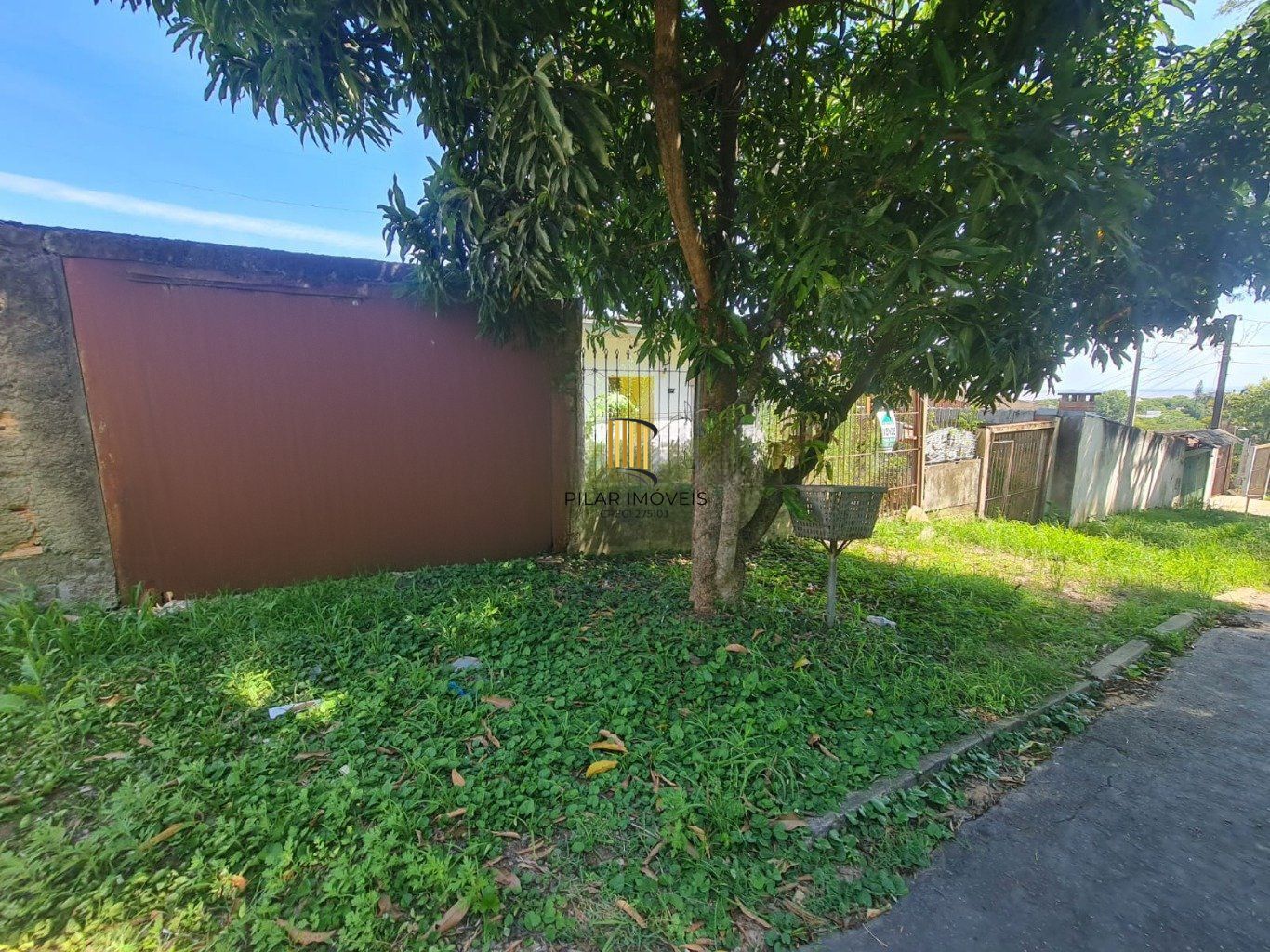 Casa de 1 dormitório e 2 vagas de garagem em Ipanema Porta Alegre.