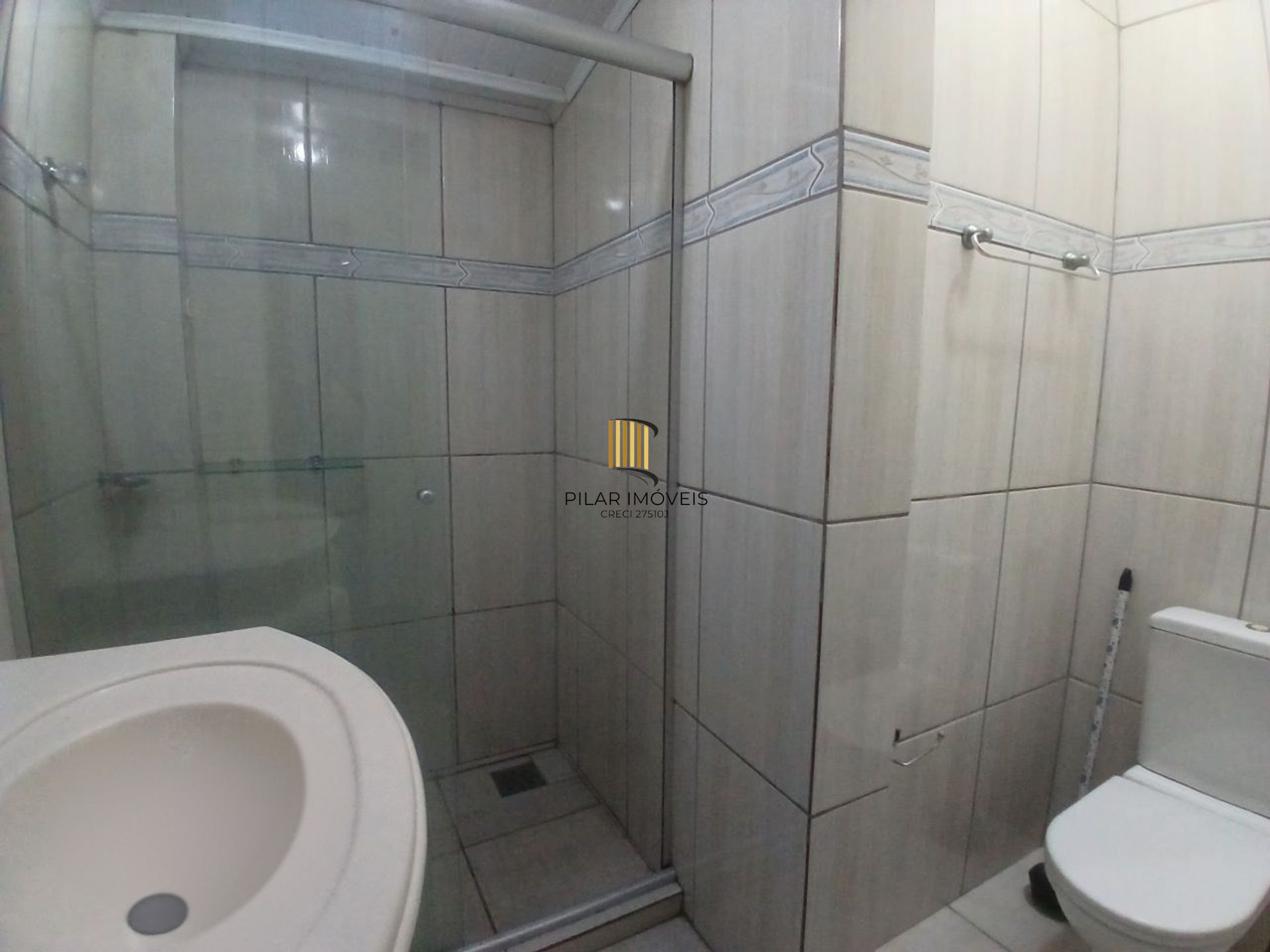 Casa de 3 dormitórios, piscina e 4 vagas de garagem em Canoas.