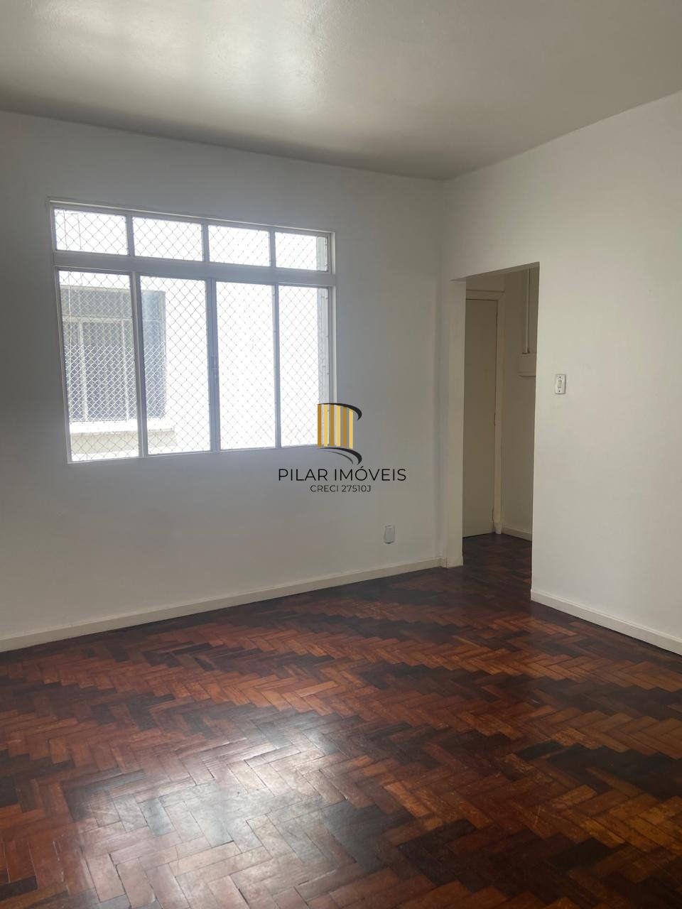 Apartamento com 2 quartos, portaria 24 horas no bairro Menino Deus.