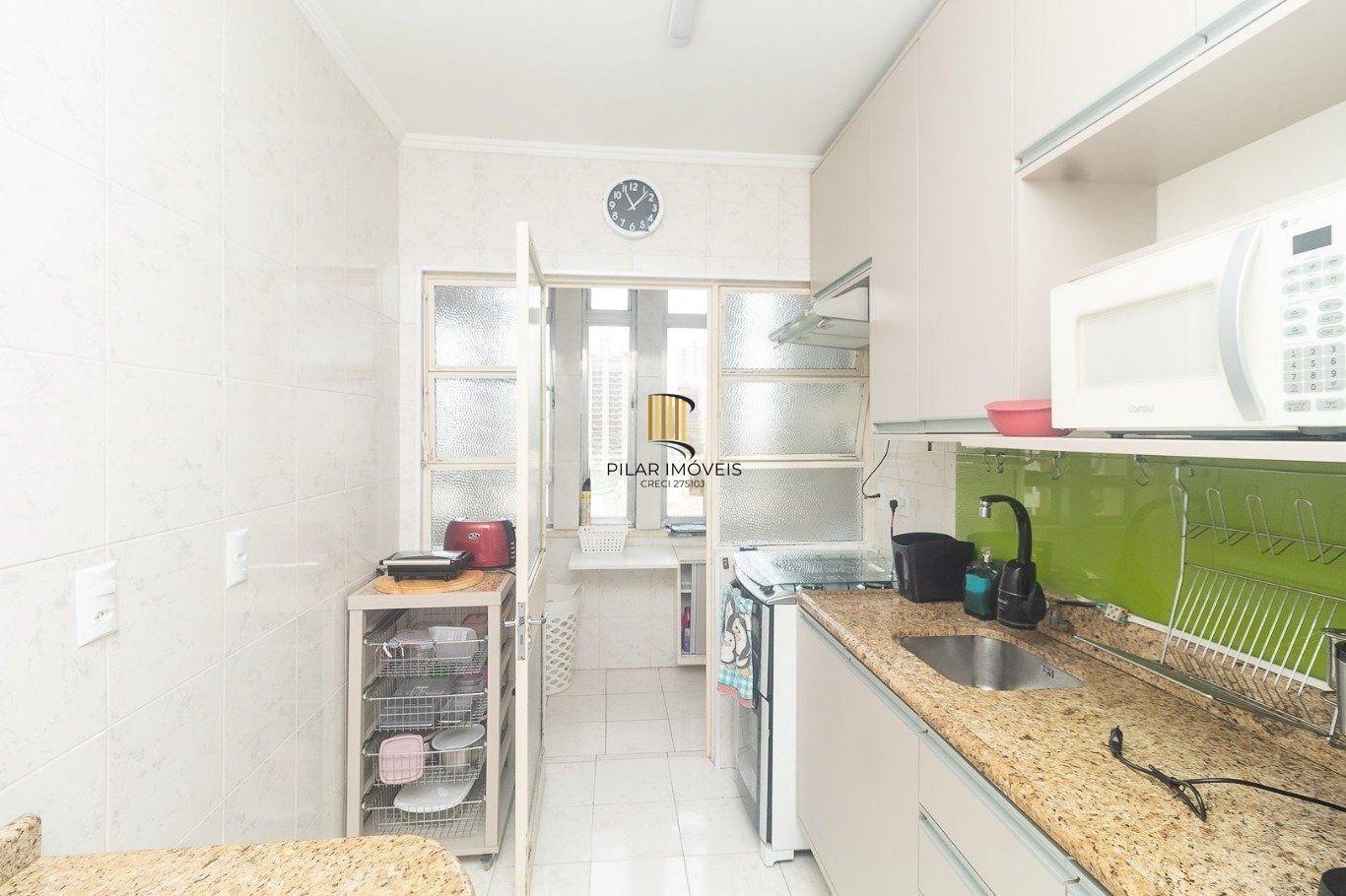 Apartamento mobiliado com 76m², 2 dormitórios e sol da manhã no bairro Floresta