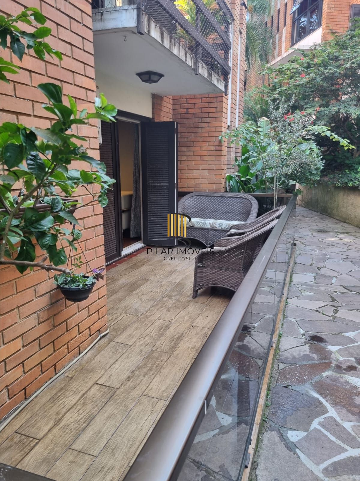 Apartamento térreo semi mobiliado de 3 dormitórios no bairro Cristal