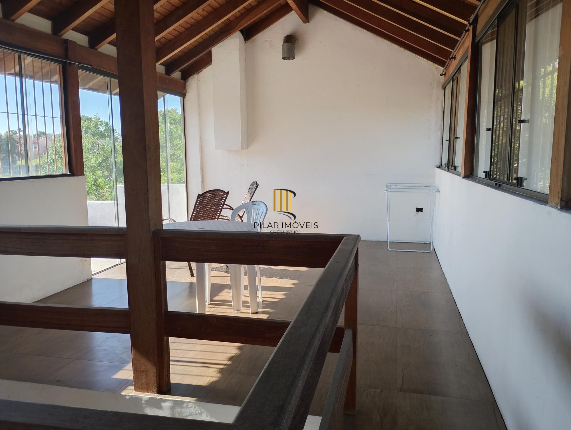 Casa com 3 quartos, 4 vagas de garagem e com pátio no bairro Parque Santa Fé