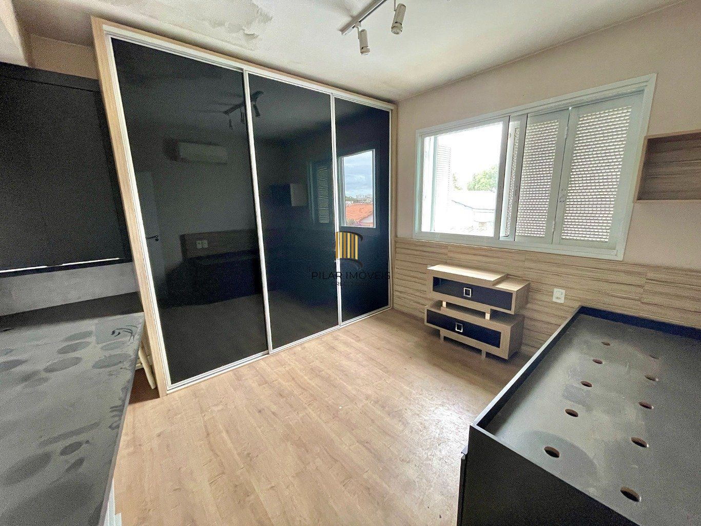 Casa  de 4 Dormitórios e 3 vagas de garagem em Canoas.