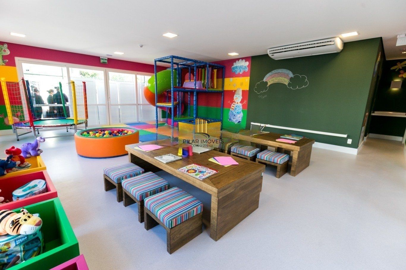 Casa em Condomínio com 3 quartos, 3 suítes, 2 vagas e 195m² no Jardim Carvalho.