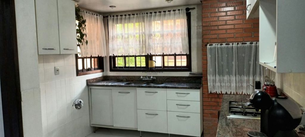 Casa com 3 quartos, 3 banheiros, churrasqueira no bairro Jardim São Pedro.