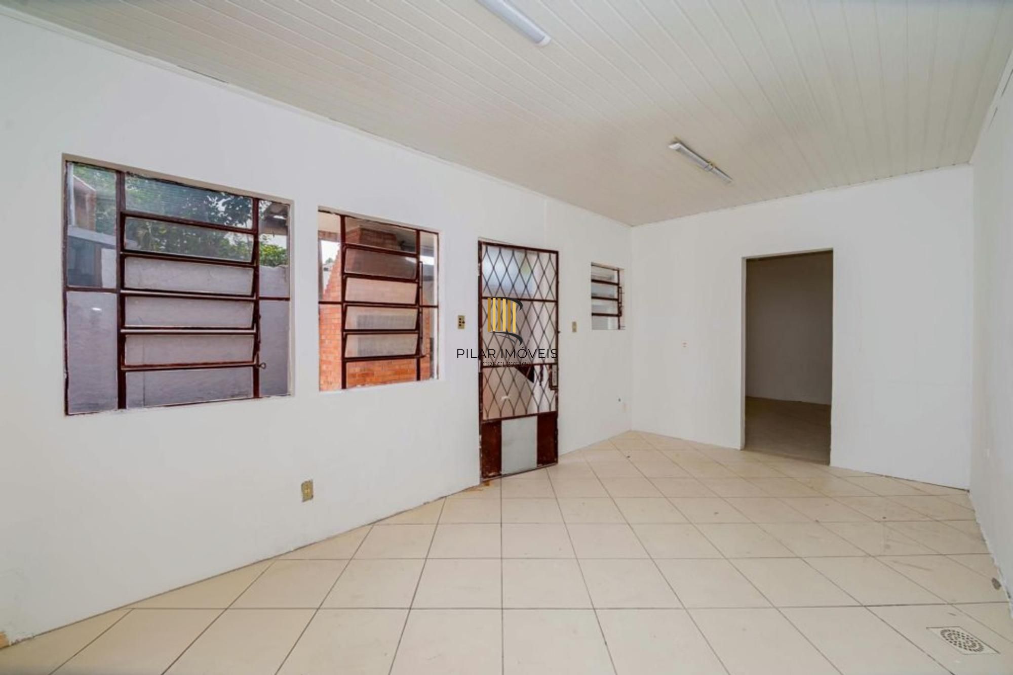 Casa de 2 dormitórios, churrasqueira, pátio, 4 vagas no bairro Ipanema