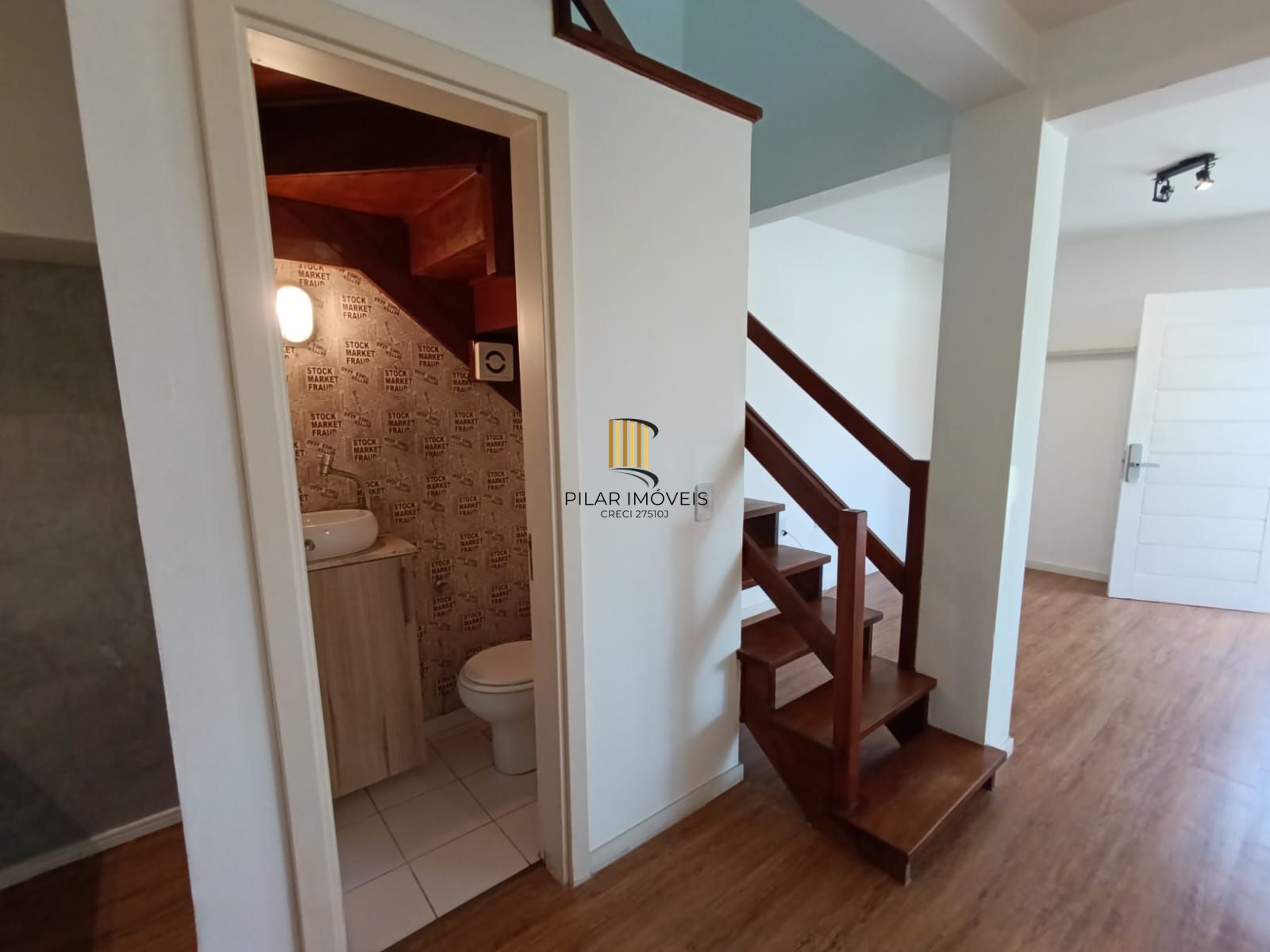 Casa em condomínio de 3 quartos, suíte e 2 vagas no bairro Mário Quintana