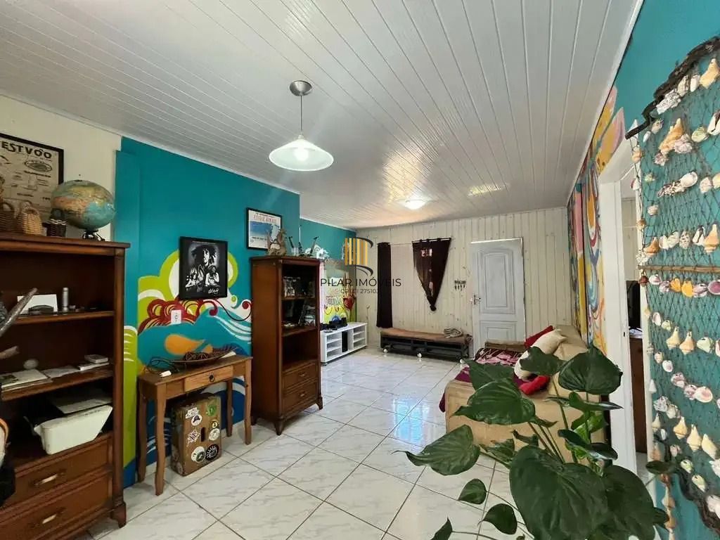 Casa com 3 quartos, vaga coberta e com muro no bairro Campos Novo