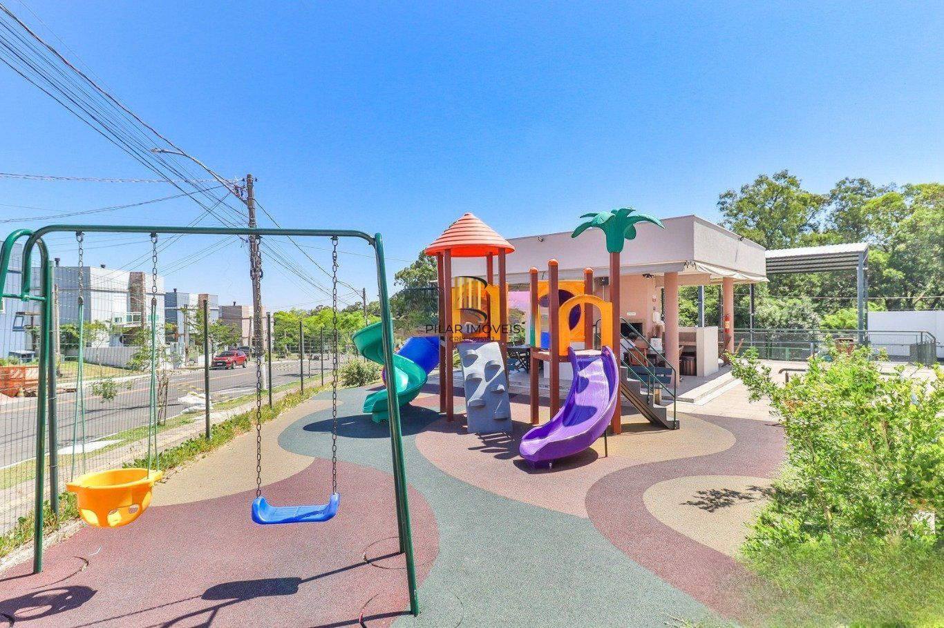 Casa em Condomínio com 3 Dormitórios e Energia Solar na Lomba do Pinheiro