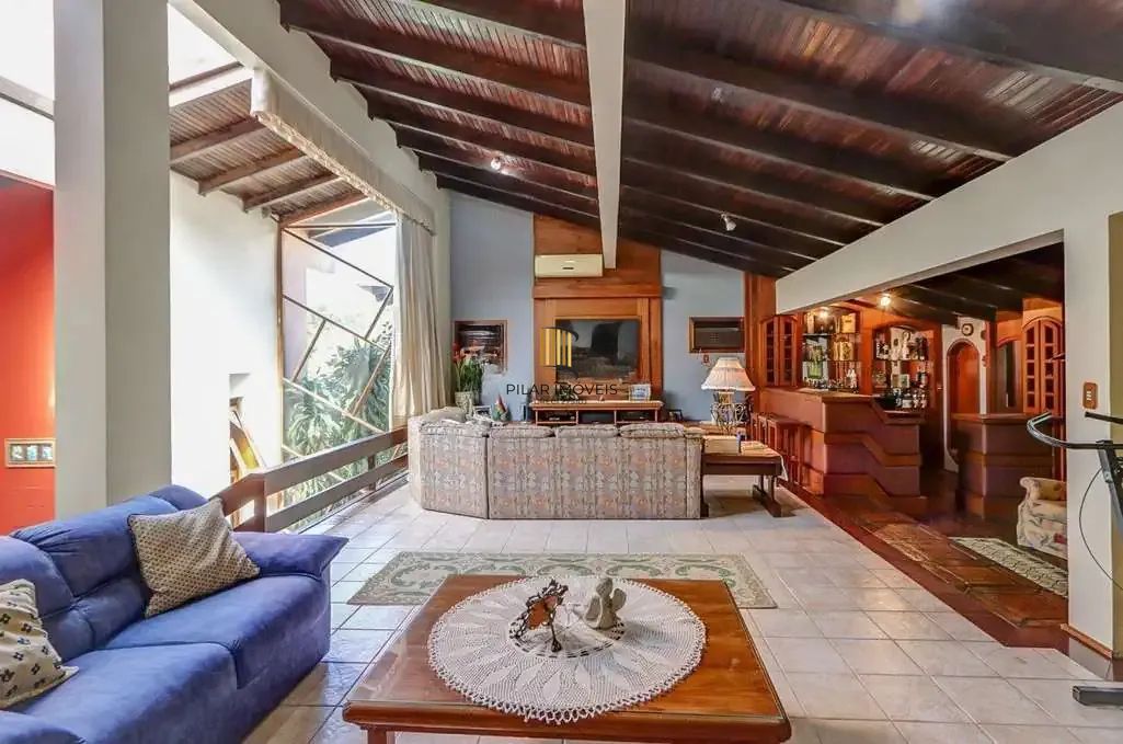 Casa em condominio, 3 quartos, 3 suítes 2 vagas e piscina na Cavalhada.