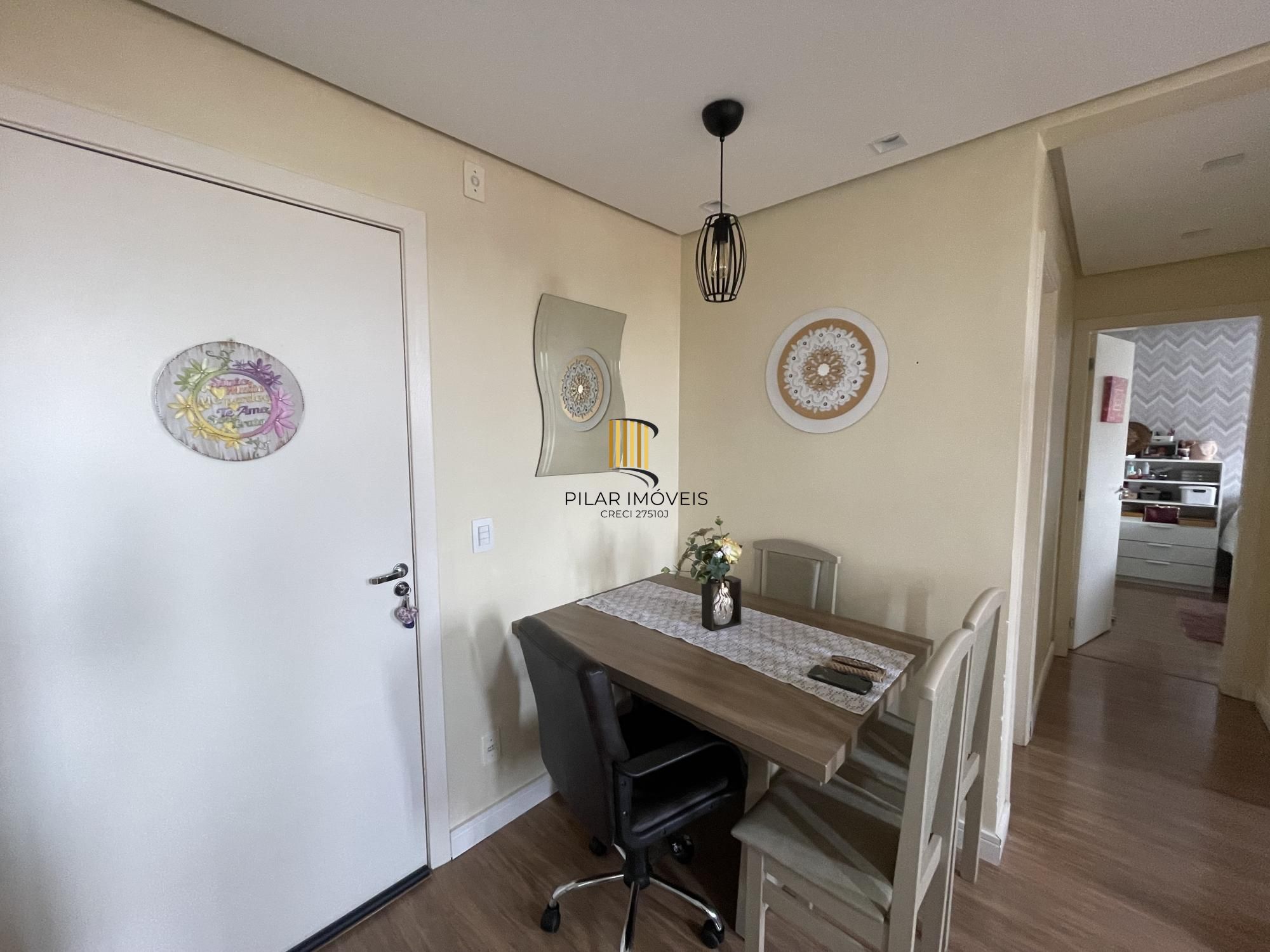 Apartamento mobiliado com 2 dormitórios e 1 vaga de garagem na Rua Sadi Castro.