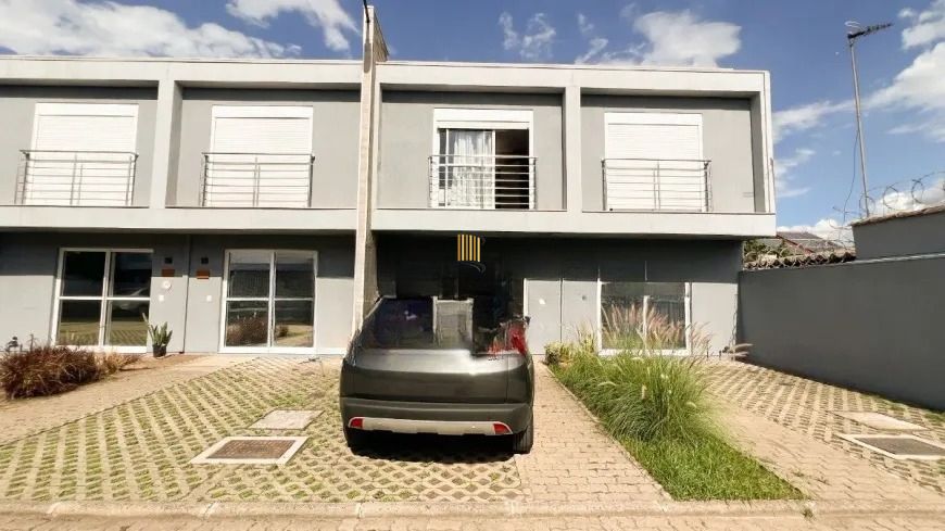 Casa de condomínio com 2 quartos, vaga e pátio no bairro parque Santa Fe