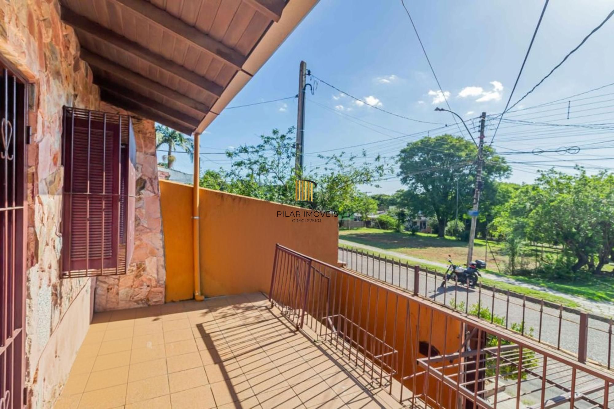 Casa com varanda fechada, 3 quartos, 2 vagas no bairro Farroupilha