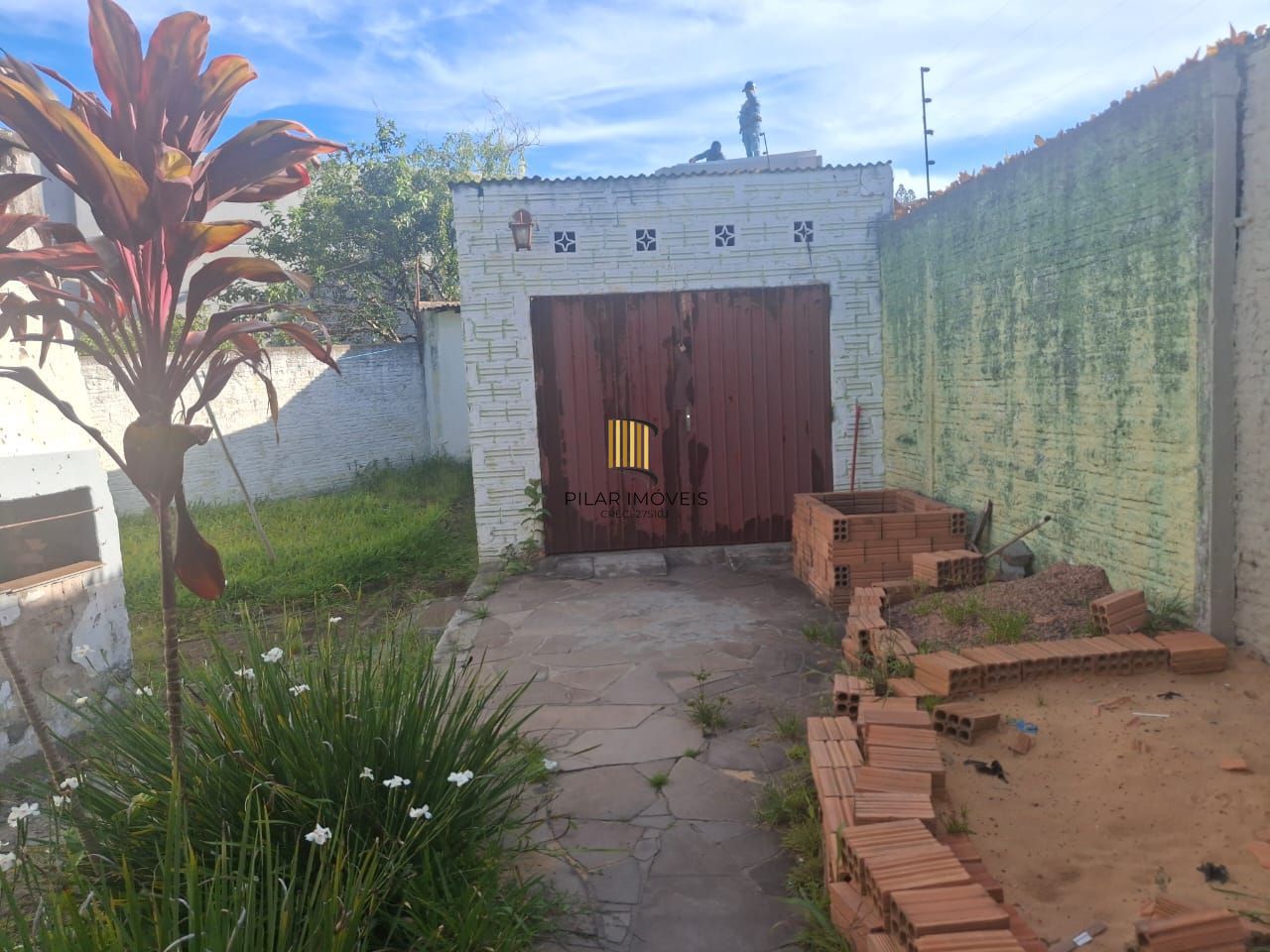 Casa 2 dormitórios com pátio e 3 vagas no Camaquã