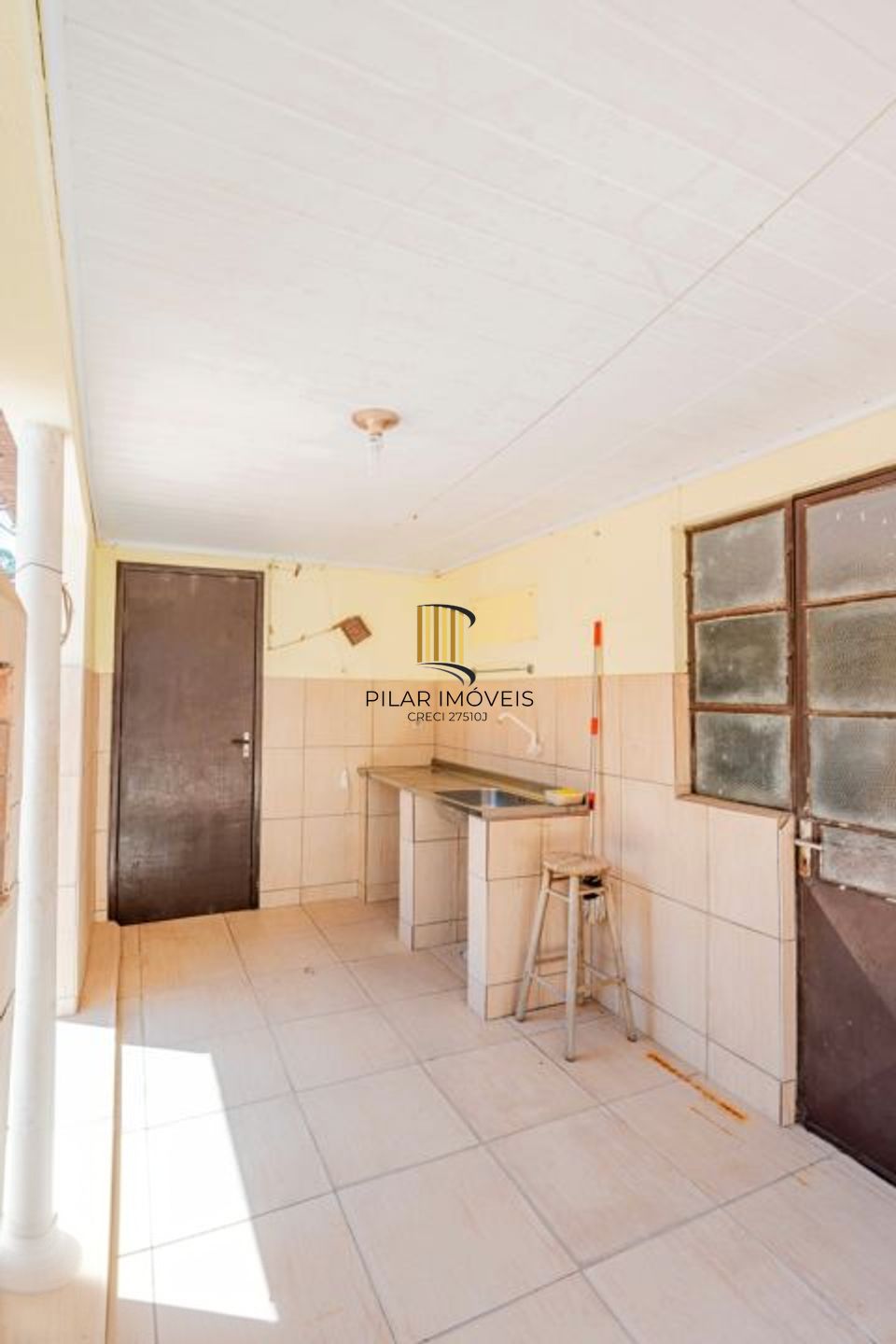 Casa de 2 quartos, 2 banheiros,pátio,churrasqueira, 7 vagas no bairro Guarujá.