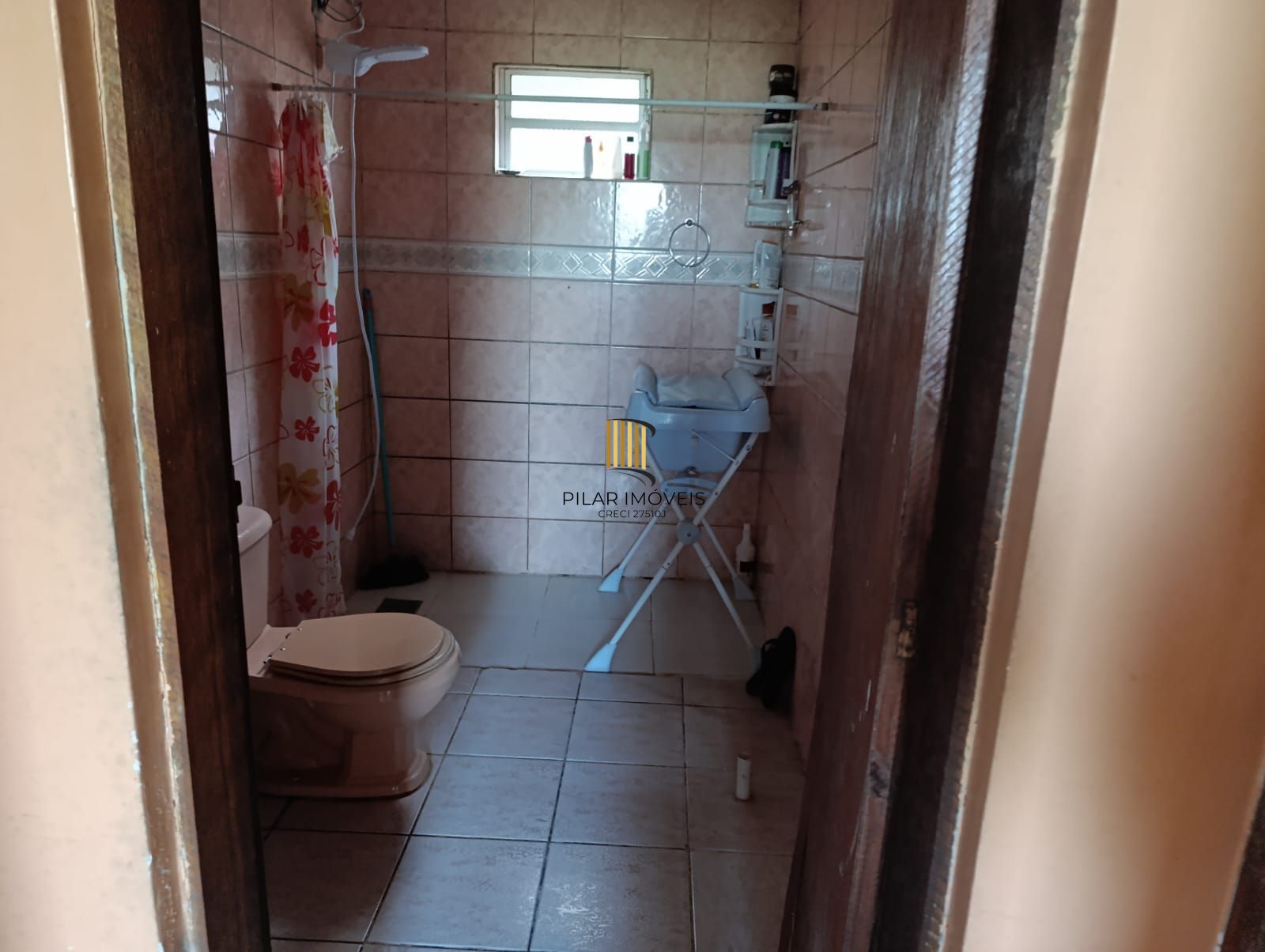 Casa de 2 quartos , pátio, 1 vaga no bairro Lomba do Pinheiro