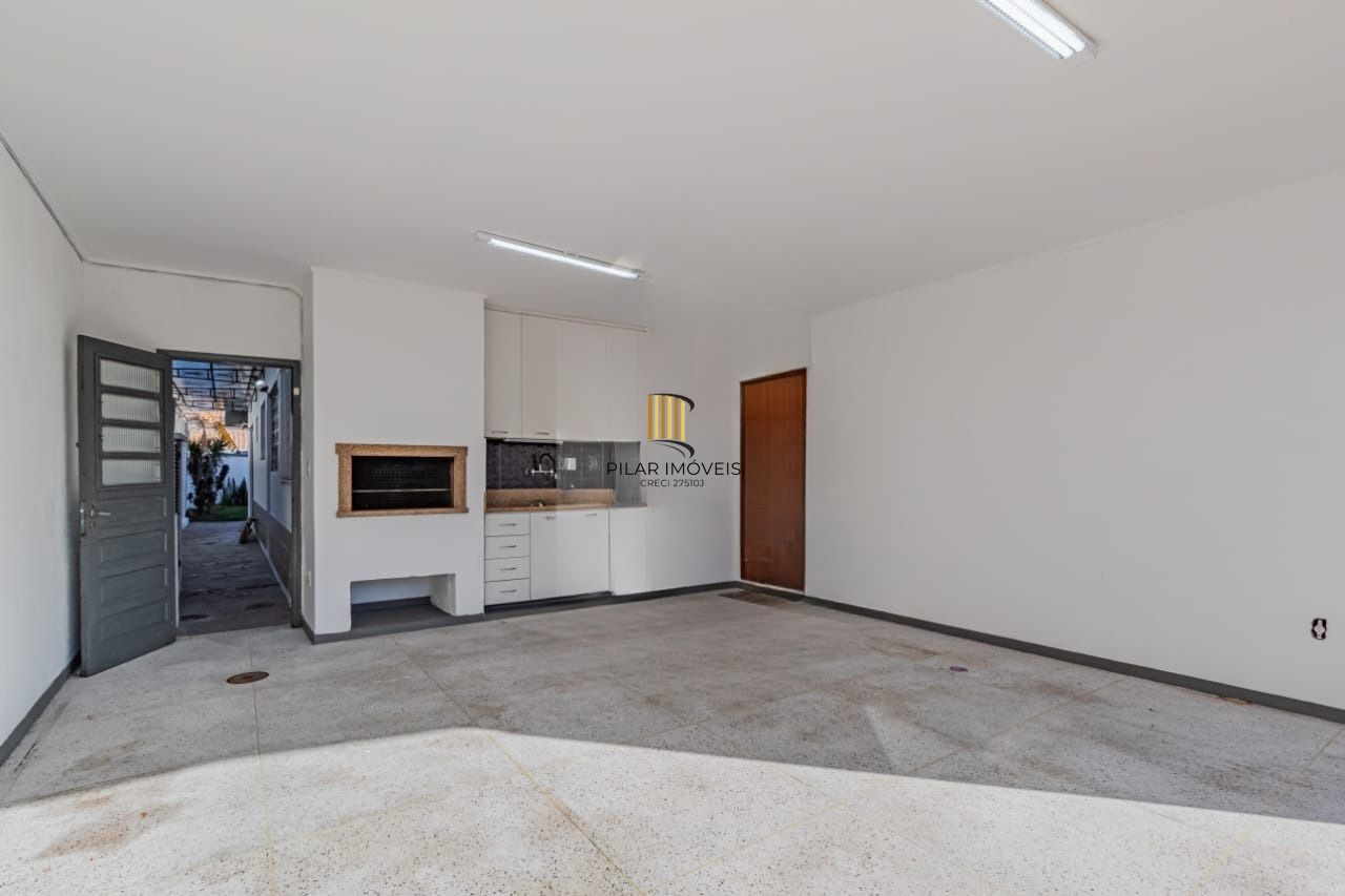 Casa com 3 dormitórios e 4 vagas no Bairro Jardim Lindóia