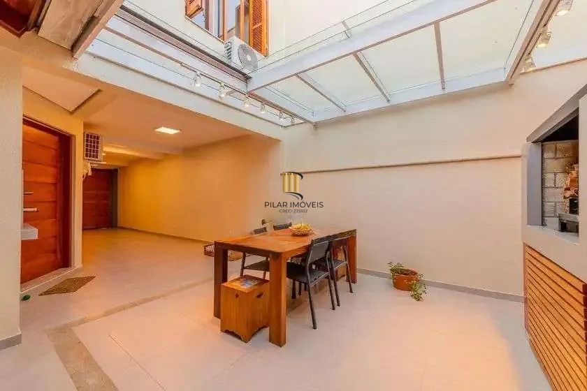 Casa em condominio, 3 domitórios, 1 suíte, lareira, churrasqueira e 2 vagas.