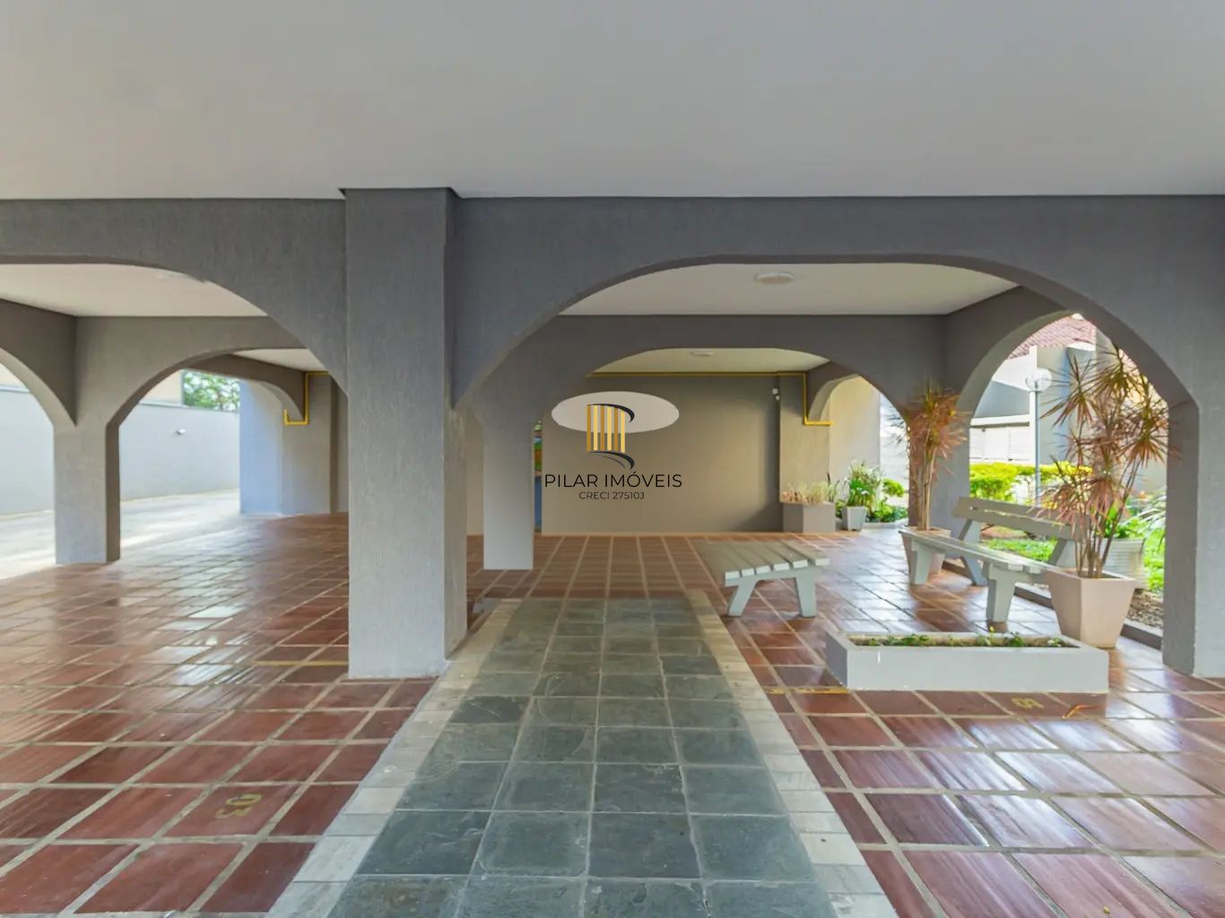 Apartamento com 3 dormitórios e 1 vaga de garagem no bairro Azenha.