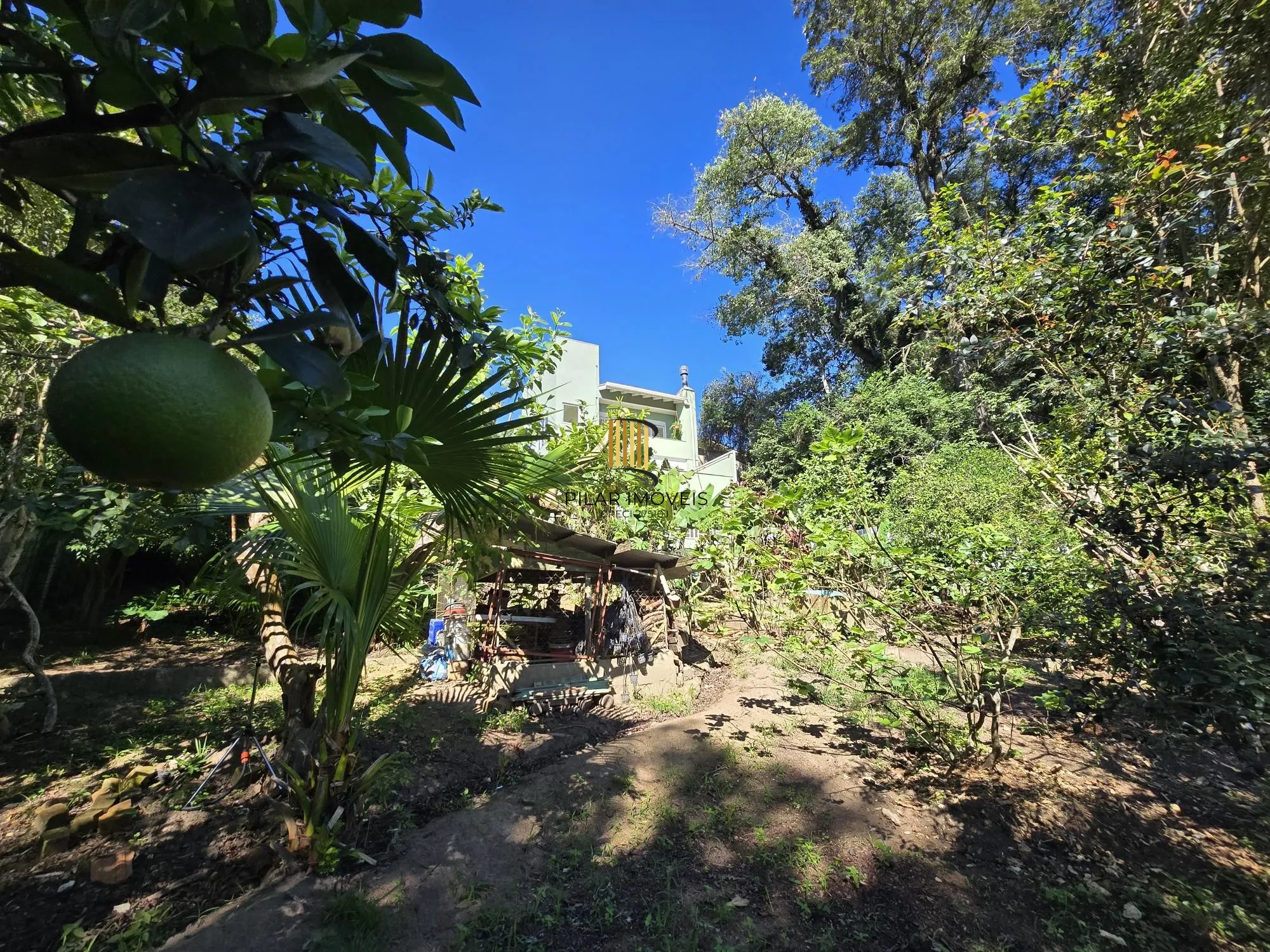 Casa 3 dormitórios, 1 suíte, 4 vagas 210 m² privativos no Belém Novo.