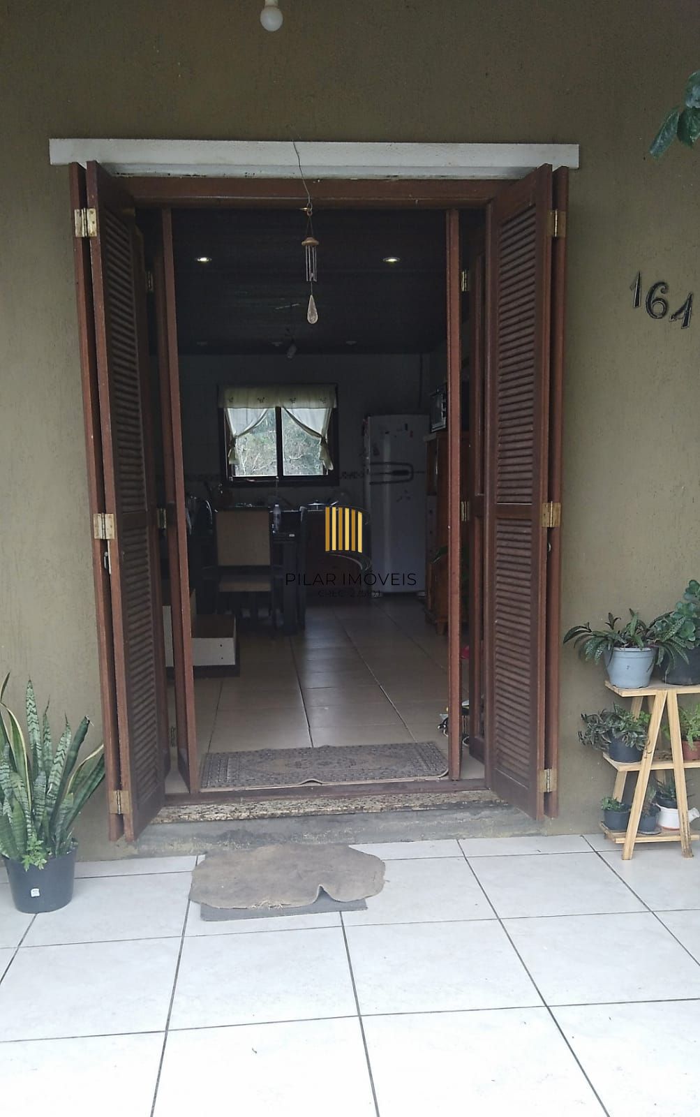 Casa de 2 quartos, churrasqueira, pátio, 2 vagas no bairro Lomba do Pinheiro